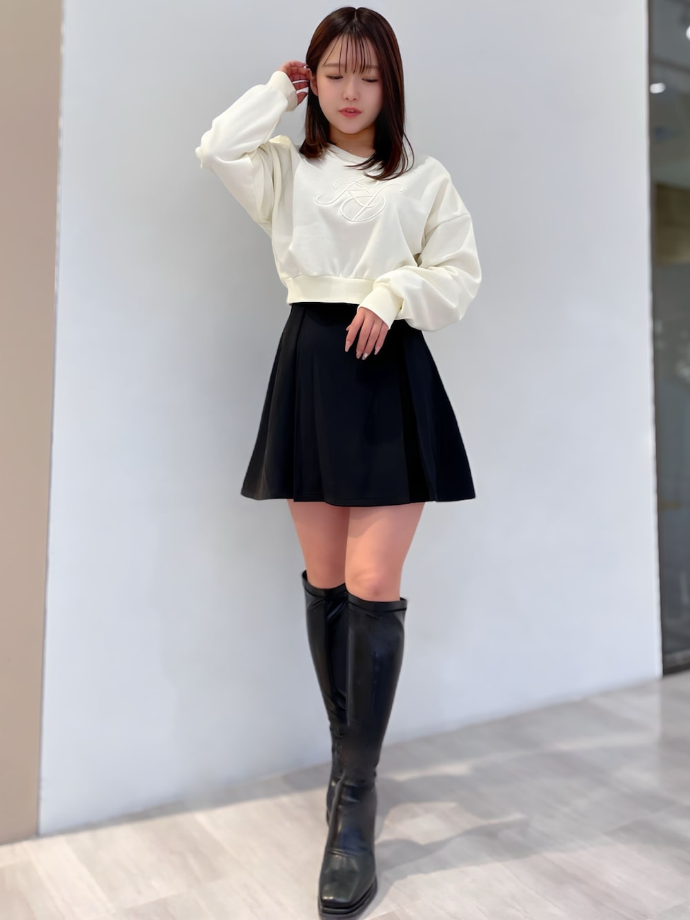 「リゼクシー、RESEXXY、トップス、スウェット、クロップドトップス、スカート、ブーツ、ロングブーツ」｜「RESEXXYのエンブロイダリーロゴスウェット（スウェット、ホワイト系）」を使った、noaさん（レディース・149cm）の冬コーディネートの1枚目の写真