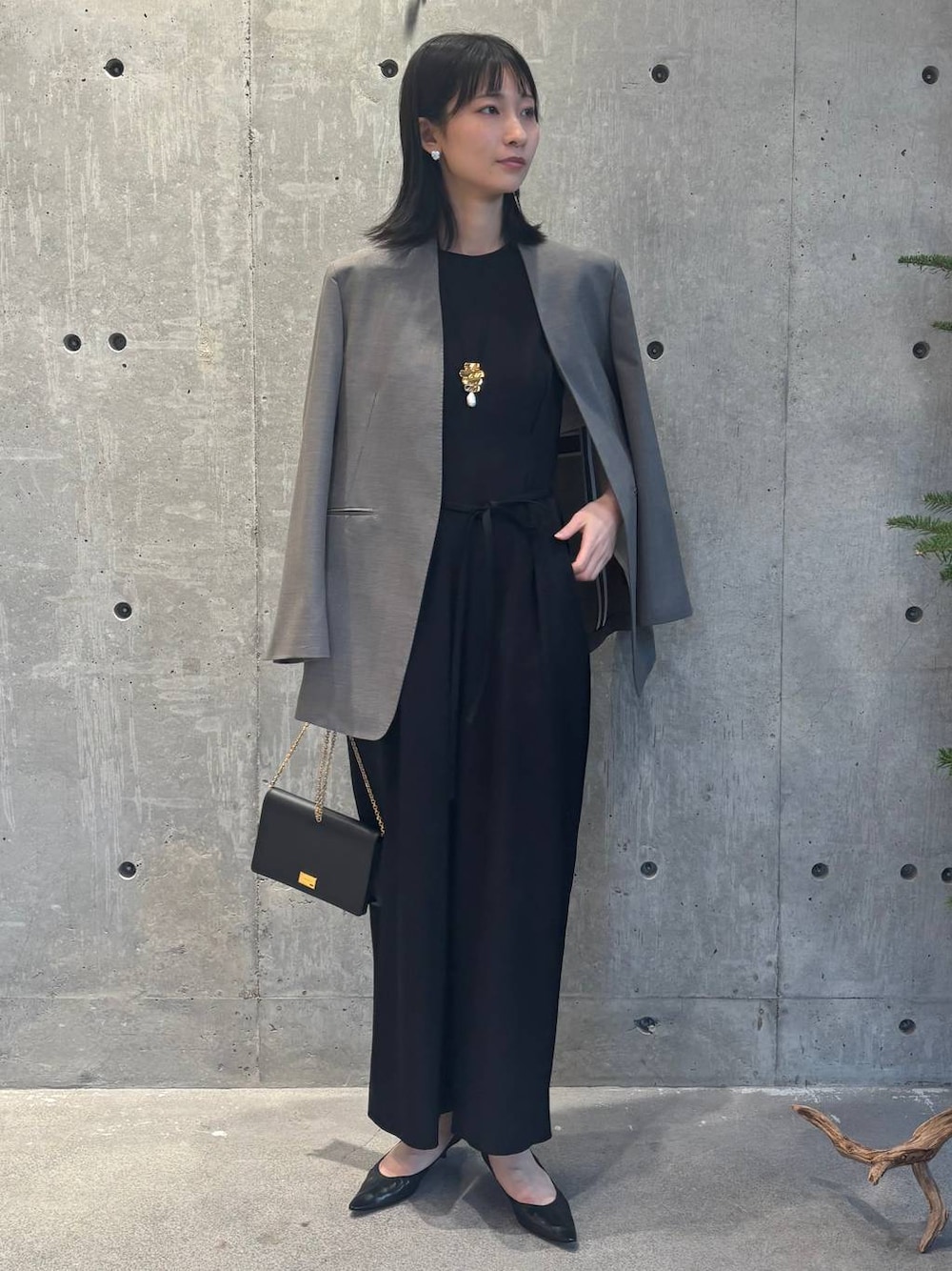 ベージュ系のノーカラージャケット、ブラック系のつなぎ/オールインワンを着用したレディースの冬コーディネートの1枚目の写真