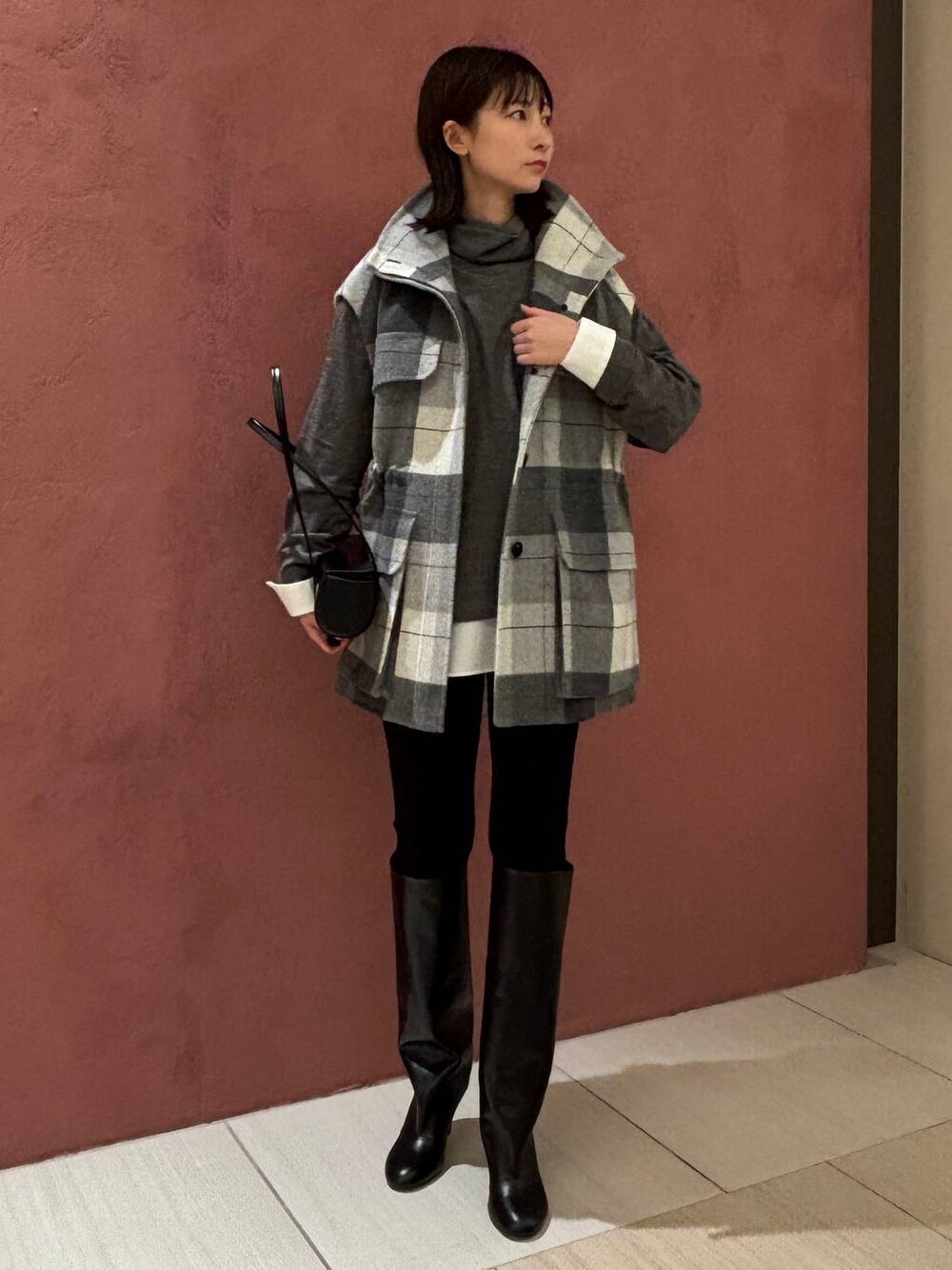 ホワイト系のシャツ/ブラウス、その他のその他アウター、ブラック系のその他パンツを着用したレディースの秋コーディネートの1枚目の写真