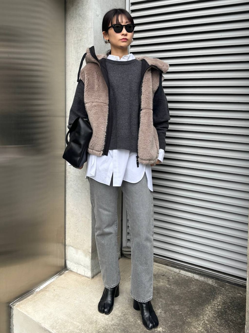 「高身長、モード、Chaos、ベスト、冬アウター、冬コーデ、秋コーデ、シャツ、ニット、デニムパンツ、大人カジュアル」｜「ChaosのChaos(カオス)/◆WHY NOT NOW◆ナウアットデニム（デニムパンツ、ブラック系）」を使った、chaosmikuさん（レディース・170cm）の秋コーディネートの1枚目の写真