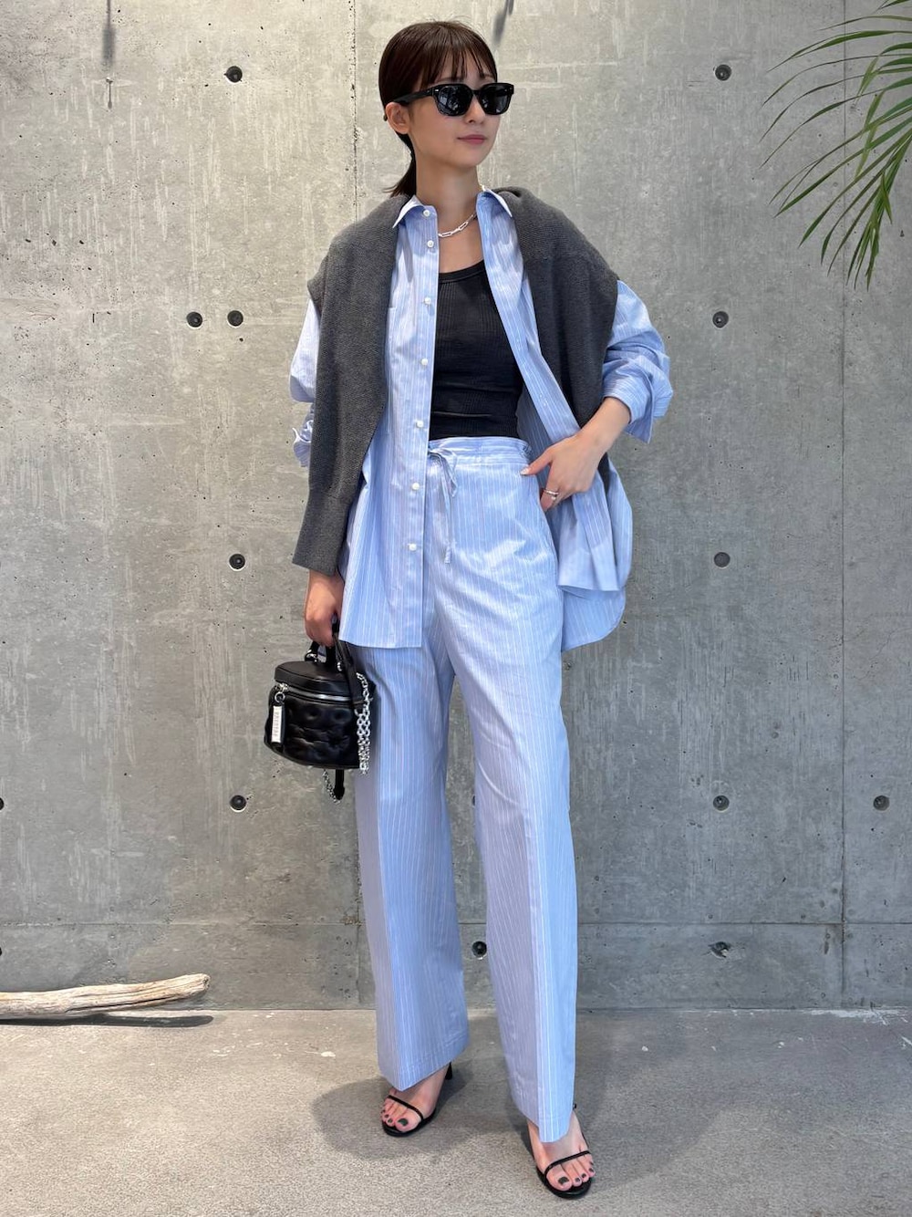 ブルー系のシャツ/ブラウス、グレー系のタンクトップ、ブルー系のその他パンツを着用したレディースの夏コーディネートの1枚目の写真