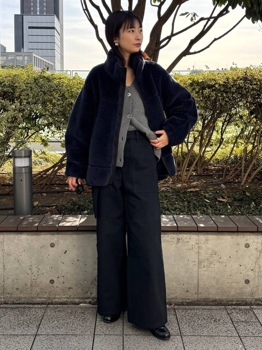 「高身長、モード、Chaos、大人カジュアル、パンツ、ニット、カーディガン、アウター、冬アウター、ブルゾン、冬コーデ」｜「ChaosのChaos(カオス)/クリムリバーカーディガン（カーディガン/ボレロ、グレー系）」を使った、chaosmikuさん（レディース・170cm）の冬コーディネートの1枚目の写真