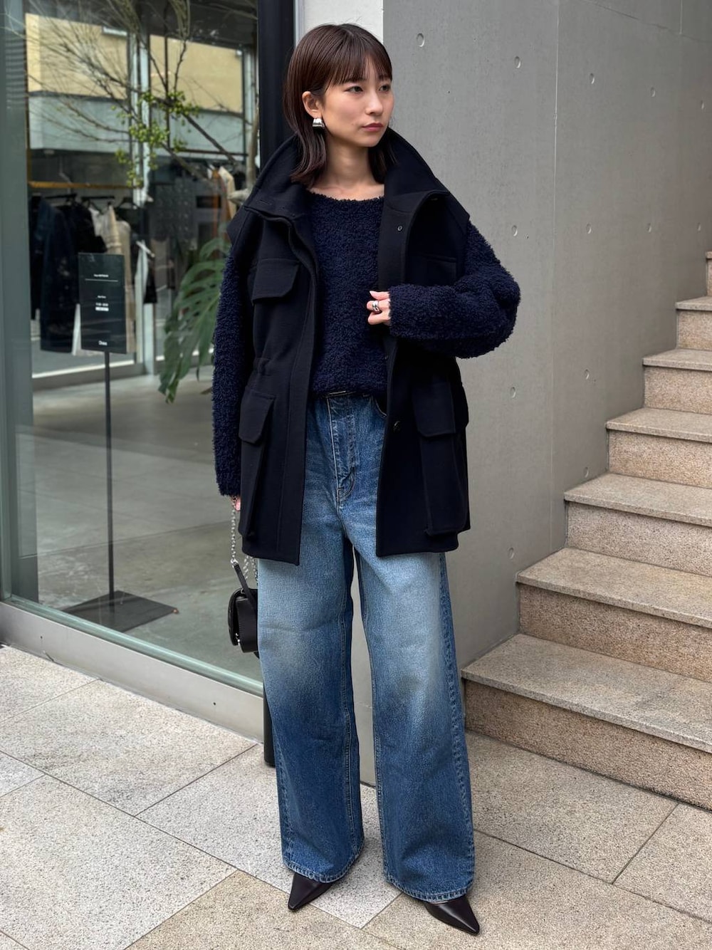 ブルー系のニット/セーター、ブルー系のデニムパンツ、ブルー系のその他アウターを着用したレディースの秋コーディネートの1枚目の写真