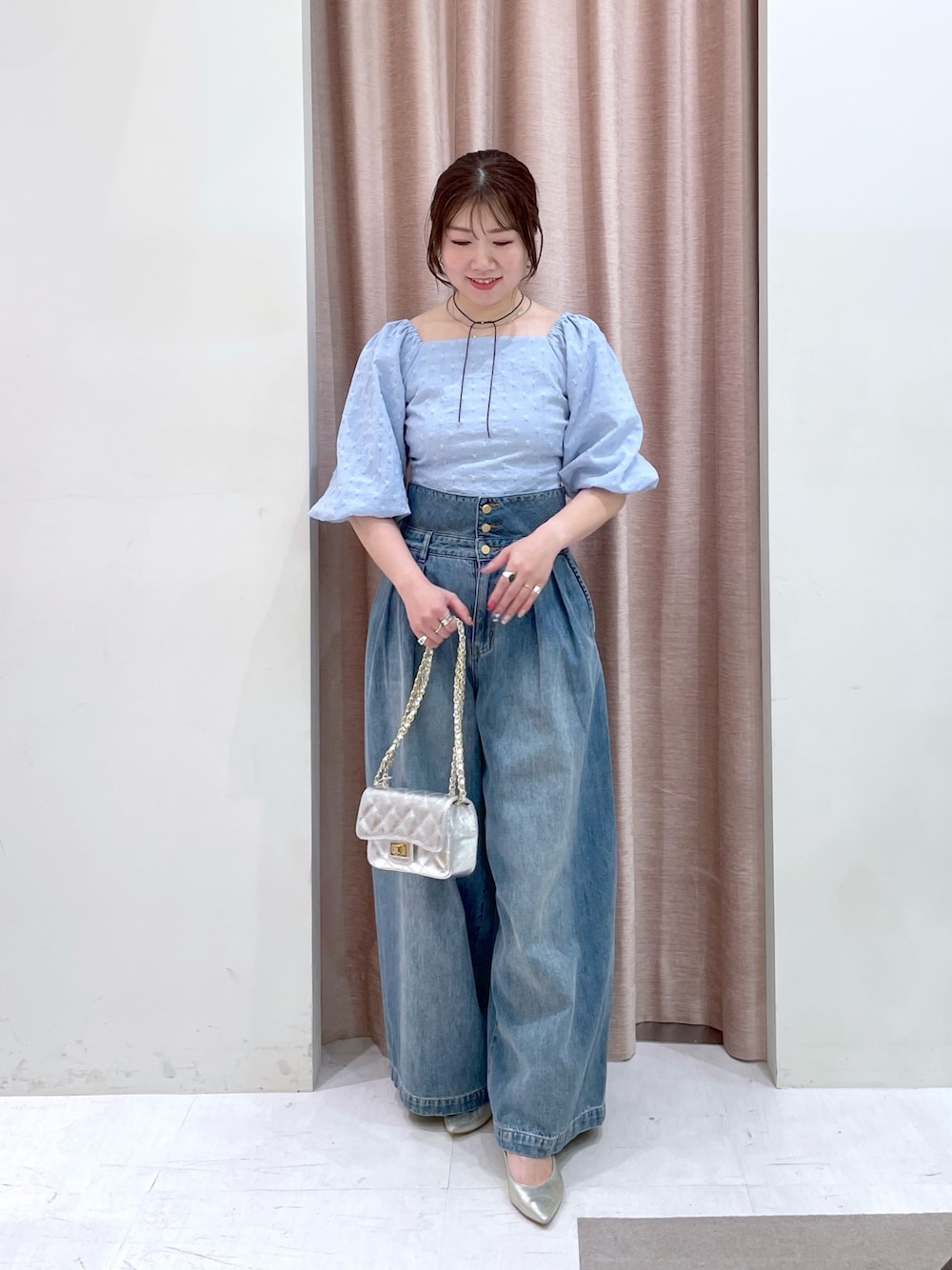 「デニム、デニムパンツ、デニムコーデ、骨格ストレート、骨スト優勝、ブルベ夏、リボンブラウス、ハイウエスト、ハイウエストパンツ、ハイウエストデニム、アラフォー、アラフォーコーデ、アラフォーママコーデ、ママコーデ、ママファッション」｜「La boutique BonBonの【miki監修サイズあり・セットアップ可】ボリュームスリーブジャガードブラウス（シャツ/ブラウス、ブルー系）」を使った、yukilabonさん（骨格ストレート・レディース・158cm）の春コーディネートの1枚目の写真