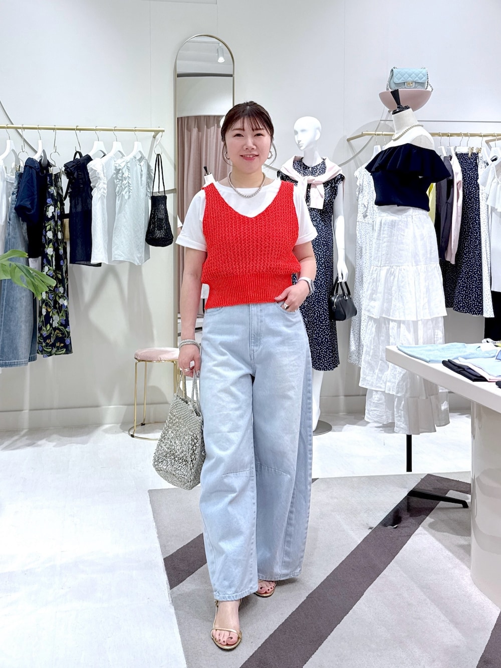 「赤ニット、カジュアルコーデ、大人カジュアル、大人コーデ、デニム、デニムパンツ、デニムコーデ、ベストコーデ、ベスト、Tシャツ、骨格ストレート、158cm、アラフォー、アラフォーコーデ、アラフォーママコーデ」｜「La boutique BonBonのメタルボールショートネックレス（ネックレス、シルバー系）」を使った、yukilabonさん（骨格ストレート・レディース・158cm）の春コーディネートの1枚目の写真