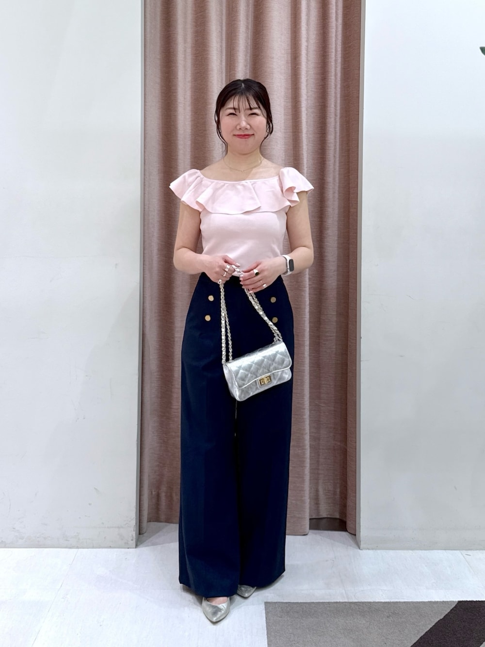 「オフショル、オフショルダー、オフショルニット、ピンクコーデ、ピンク、ピンクニット、ＵＶカット、クールタッチ、接触冷感、パンツスタイル、パンツコーデ、アラフォーコーデ、アラフォーママコーデ、骨格ストレート」｜「La boutique BonBonの【スタッフKAZUMI監修カラー】クールタッチUVオフショルラッフルニット（ニット/セーター、ピンク系）」を使った、yukilabonさん（骨格ストレート・レディース・158cm）の春コーディネートの1枚目の写真