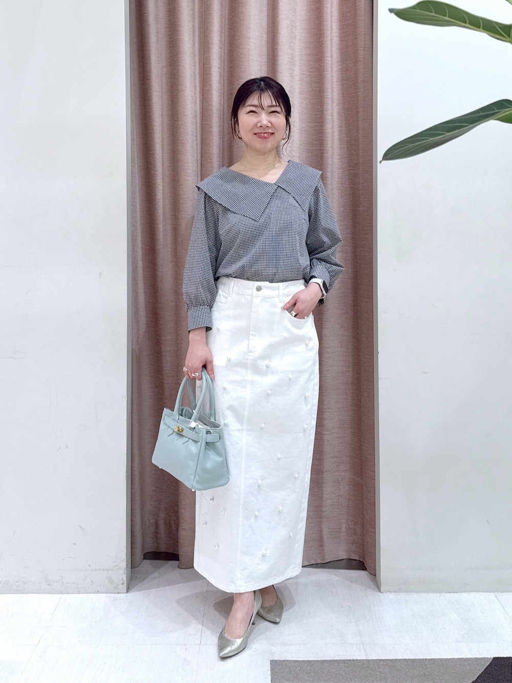 「デニム、デニムコーデ、デニムスカート、158cm、158cmコーデ、大人、大人カジュアル、大人コーデ、大人かわいい、骨格ストレート、モノトーン、モノトーンコーデ、スカート、スカートコーデ、春コーデ」｜「La boutique BonBonの【大人っぽビックカラー】アシメビッグカラーブラウス（シャツ/ブラウス、ブラック系）」を使った、yukilabonさん（骨格ストレート・レディース・158cm）の春コーディネートの1枚目の写真