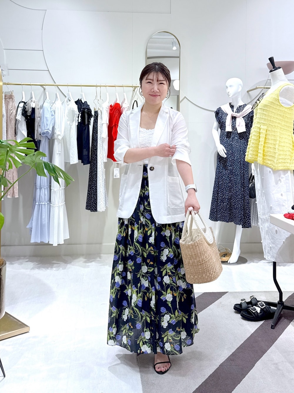 「レイヤードスタイル、サンダル、夏コーデ、ロングスカート、オトナカジュアル、ラクチンコーデ、大人可愛い、休日スタイル、今日のコーデ、ラフコーデ、キレイめカジュアル、大人かわいい、40代ファッション、大人ガーリー、キレイめコーデ」｜「La boutique BonBonのレーヨンリネンシアースラブジャケット（テーラードジャケット、ホワイト系）」を使った、yukilabonさん（骨格ストレート・レディース・158cm）の夏コーディネートの1枚目の写真