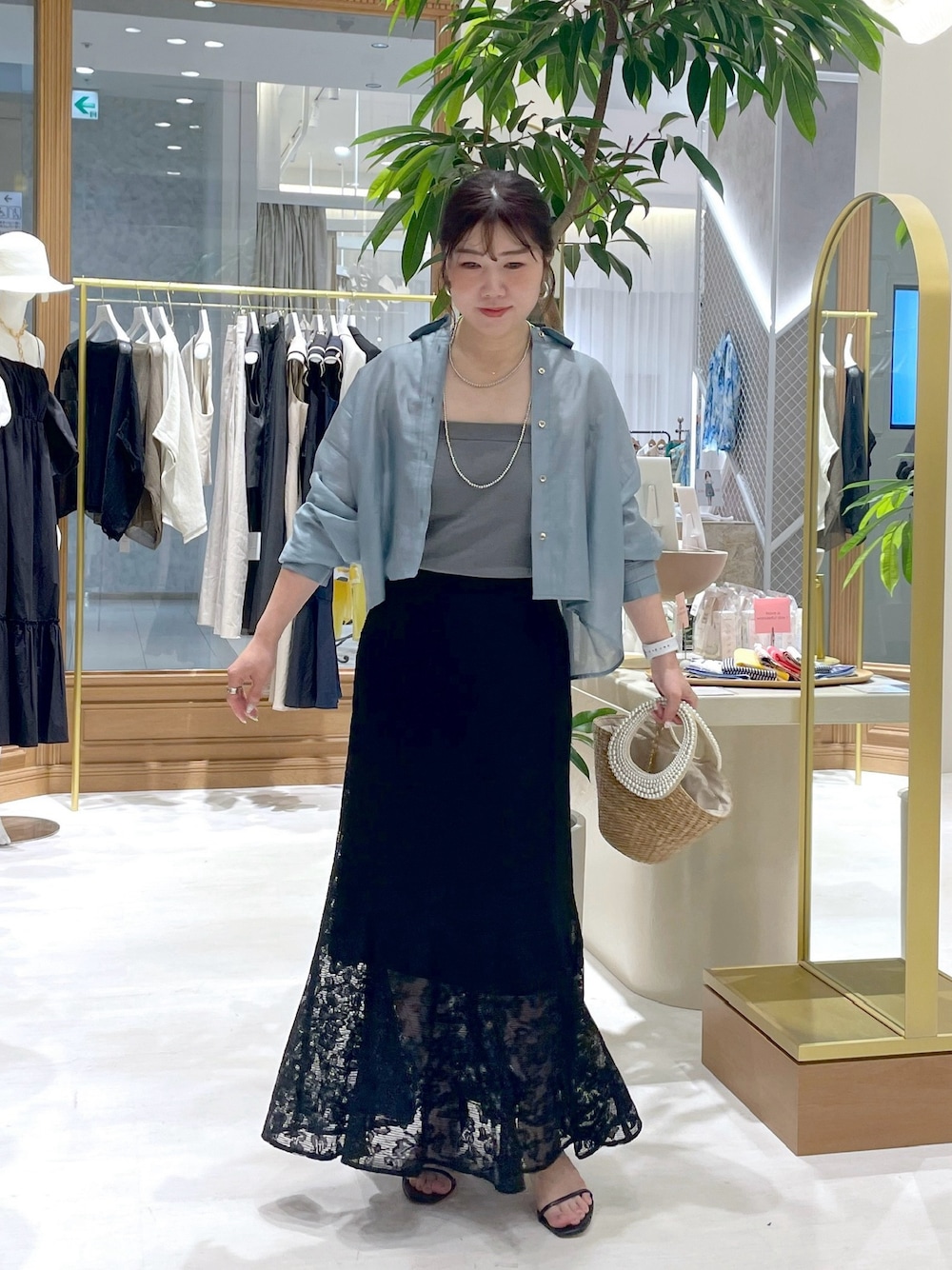 「夏コーデ、シャツスタイル、初夏コーデ、レーススカート、レース、アラフォー、ランチコーデ、大人かわいい」｜「La boutique BonBonのシアークロップドシャツ（シャツ/ブラウス、ブルー系）」を使った、yukilabonさん（骨格ストレート・レディース・158cm）の夏コーディネートの1枚目の写真