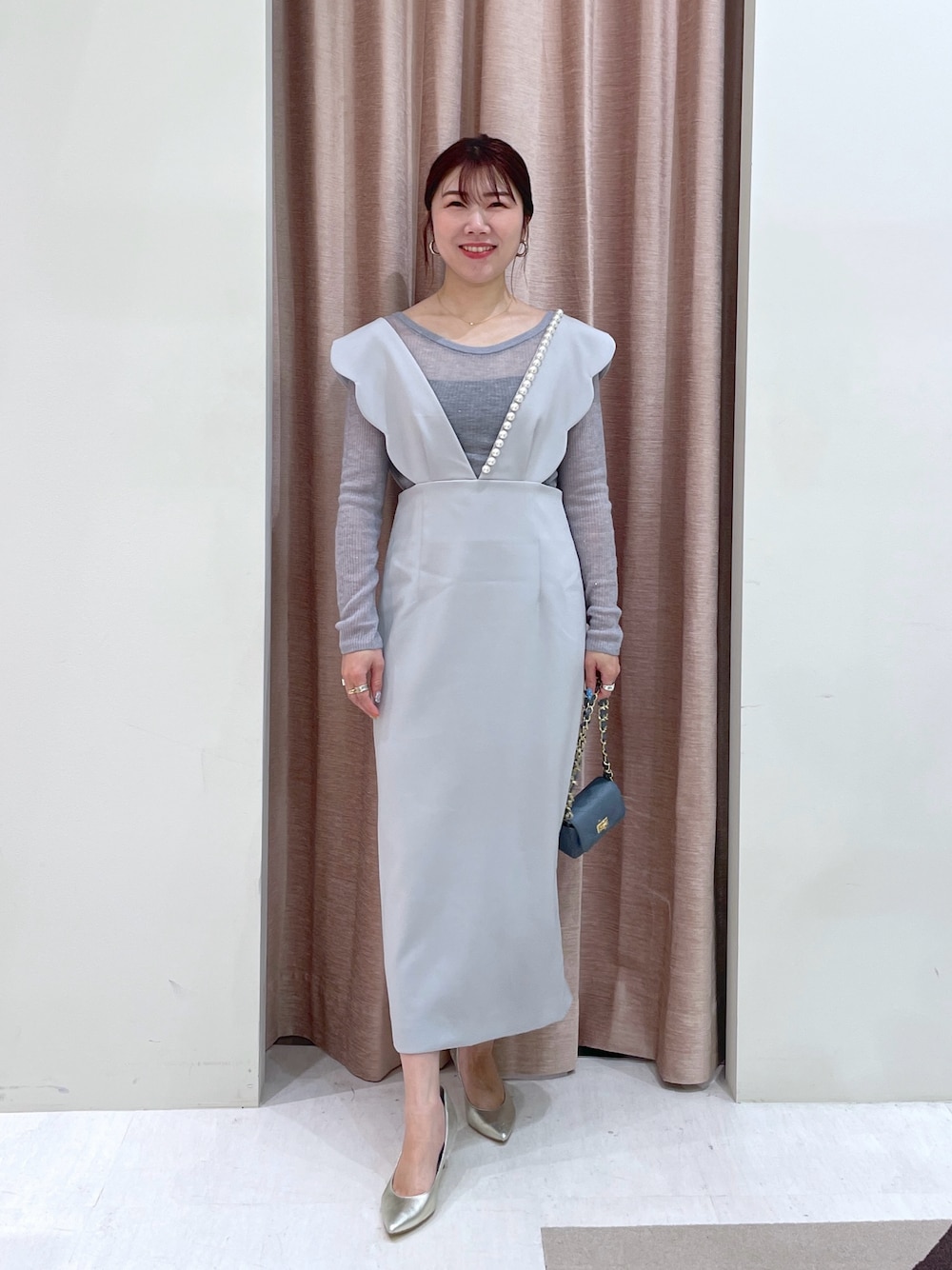「淡色コーデ、ワンピース、お呼ばれスタイル、きれいめコーディネート、アラフォー、ワンピーススタイル」｜「La boutique BonBonの【3サイズ展開】ダブルクロススカラップパールジャンドレ（ワンピース、グレー系）」を使った、yukilabonさん（骨格ストレート・レディース・158cm）の秋コーディネートの1枚目の写真