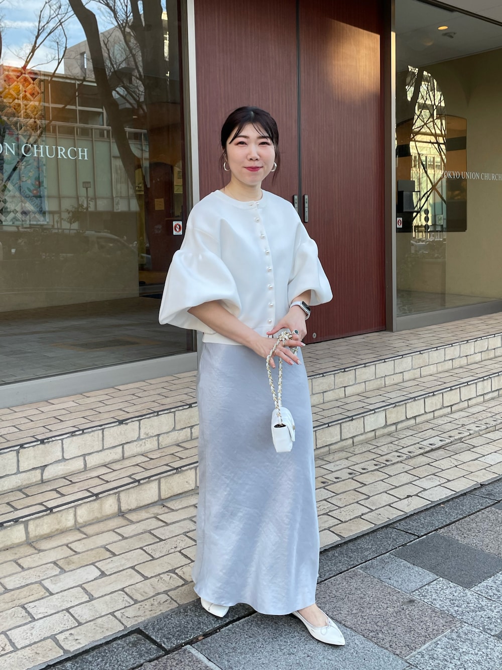 「淡色コーデ、春服コーデ、骨格ストレート、ラブティックボンボン、着回しコーデ、ボリューム袖、オトナ女子、ママコーデ、大人カジュアル」｜「La boutique BonBonのパールぽわんとスリーブニットカーディガン（カーディガン/ボレロ、ホワイト系）」を使った、yukilabonさん（骨格ストレート・レディース・158cm）の冬コーディネートの1枚目の写真