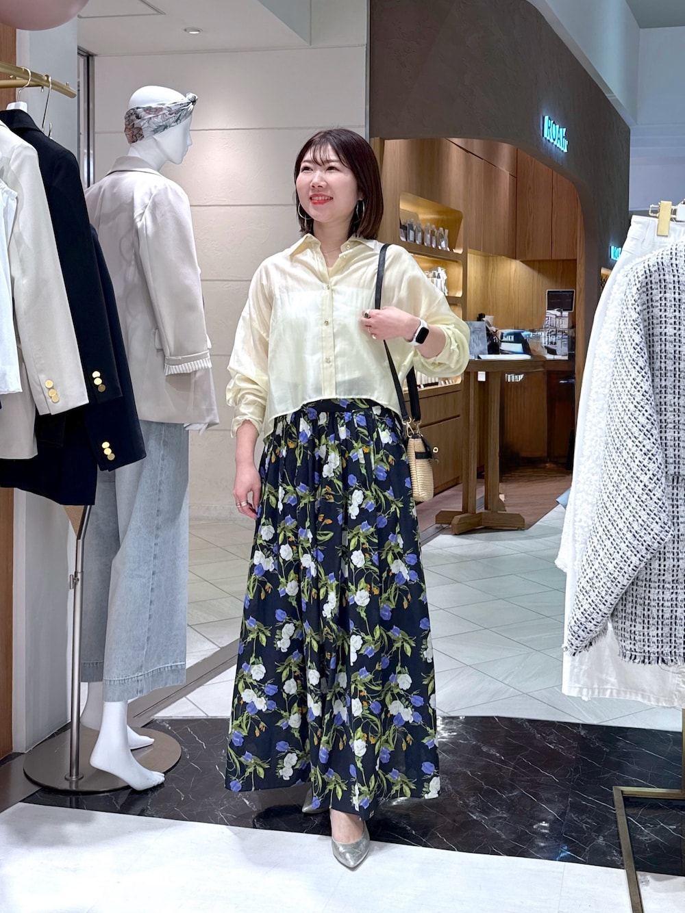 「花柄、イエロー、シアーシャツ、シアートップス、クロップド丈、ロングスカート、骨格ストレート、骨スト、ブルベ夏、アラフォー、ママコーデ、ママファッション、お出かけコーデ、春コーデ、春夏コーデ」｜「La boutique BonBonの【名品・新色登場！】シアークロップドシャツ（シャツ/ブラウス、イエロー系）」を使った、yukilabonさん（骨格ストレート・レディース・158cm）の春コーディネートの1枚目の写真