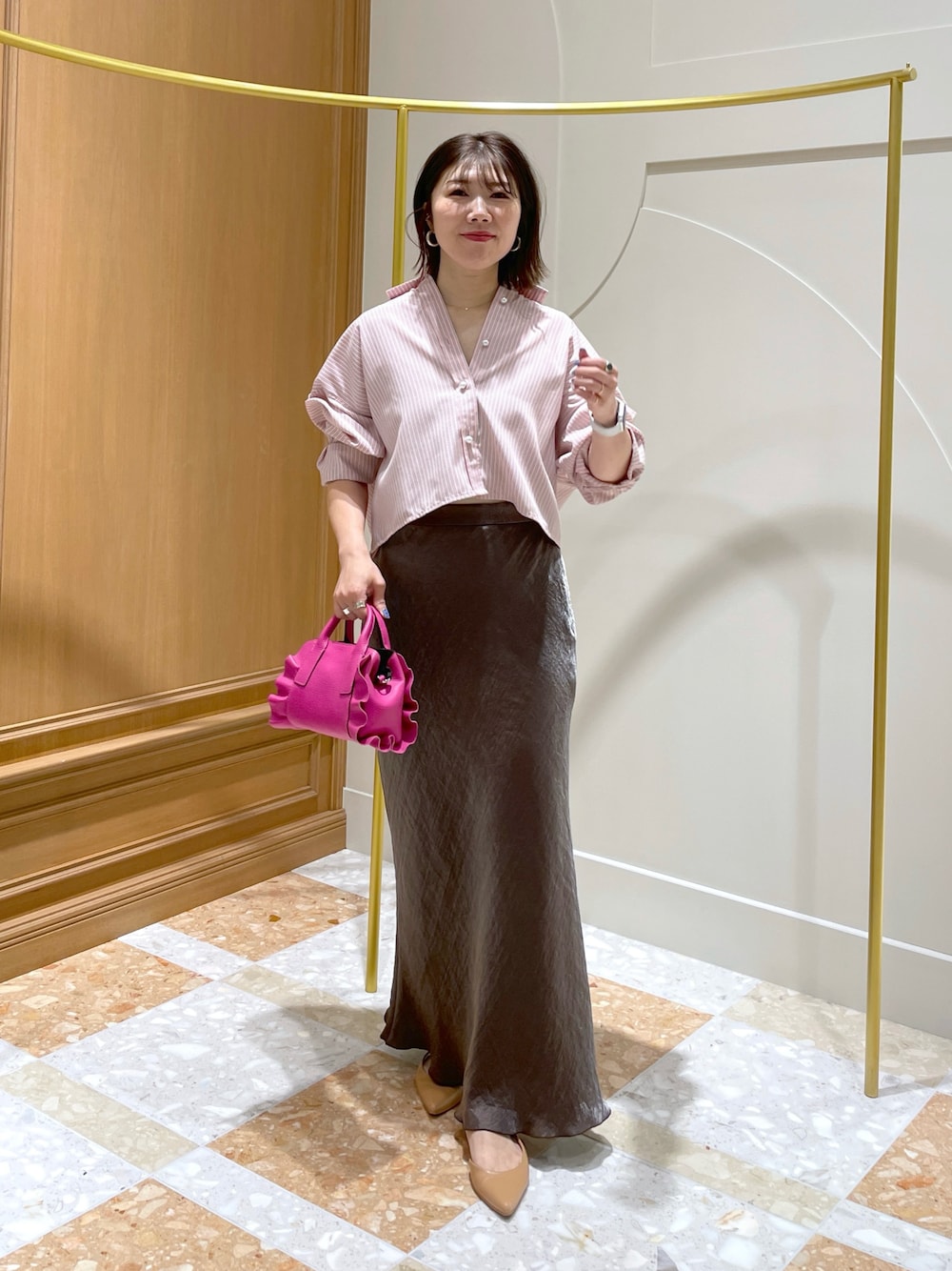 「ピンクコーデ、ストライプシャツ、ストライプ、アラフォー、サテンスカート、サテン、マーメイドスカート、クロップドシャツ、アラフォーコーデ、骨格ストレート、大人カジュアル」｜「La boutique BonBonの【ZOZO限定カラー】ストライプクロップドシャツ（シャツ/ブラウス、ピンク系）」を使った、yukilabonさん（骨格ストレート・レディース・158cm）の夏コーディネートの1枚目の写真