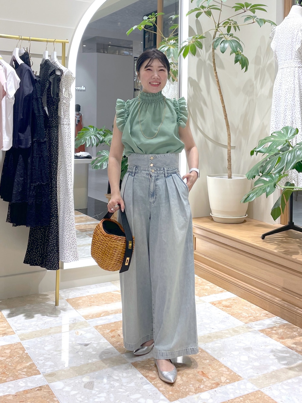 「デニム、デニムパンツ、ハイウエスト、バギーデニム、フリルブラウス、グリーン、デニムコーデ、グリーンコーデ」｜「La boutique BonBonのフリルノースリブラウス（シャツ/ブラウス、グリーン系）」を使った、yukilabonさん（骨格ストレート・レディース・158cm）の夏コーディネートの1枚目の写真