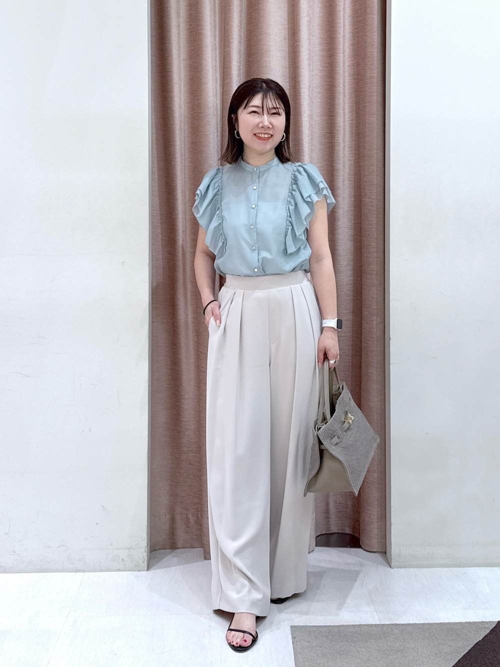 「シンプルスタイル、夏服コーデ、楽チンコーデ、大人可愛い、キレイめ、大人カジュアルコーデ、淡色コーデ、韓国ファッション、夏服、シアー、夏、骨格ストレート、アラフォー、ミント、ブラウスコーデ」｜「La boutique BonBonの【最強お上品ブラウス】ラッフルフリルスリーブブラウス（シャツ/ブラウス、グリーン系）」を使った、yukilabonさん（骨格ストレート・レディース・158cm）の夏コーディネートの1枚目の写真