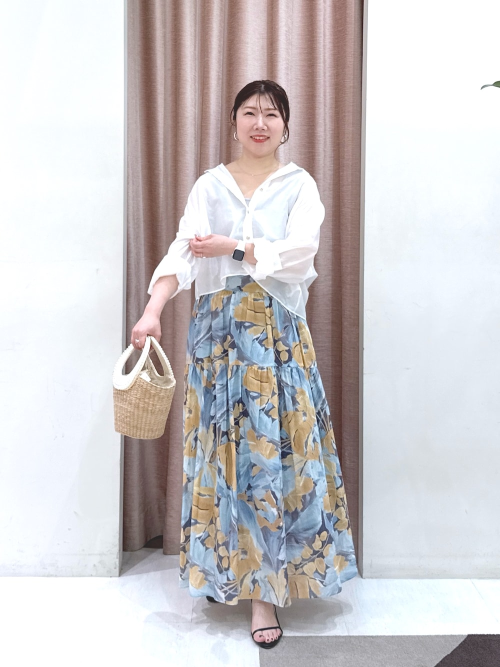 「夏コーデ、韓国ファッション、サンダル、大人可愛い、夏、おとなかわいい、休日、150cm台コーデ、30代コーデ、40代ファッション、オトナカジュアル、大人かわいい、リゾートスタイル、かごバッグ、骨格ストレート」｜「La boutique BonBonの【スタッフmiki監修カラーあり！・前後2WAY】ニットタンク（タンクトップ、グレー系）」を使った、yukilabonさん（骨格ストレート・レディース・158cm）の夏コーディネートの1枚目の写真