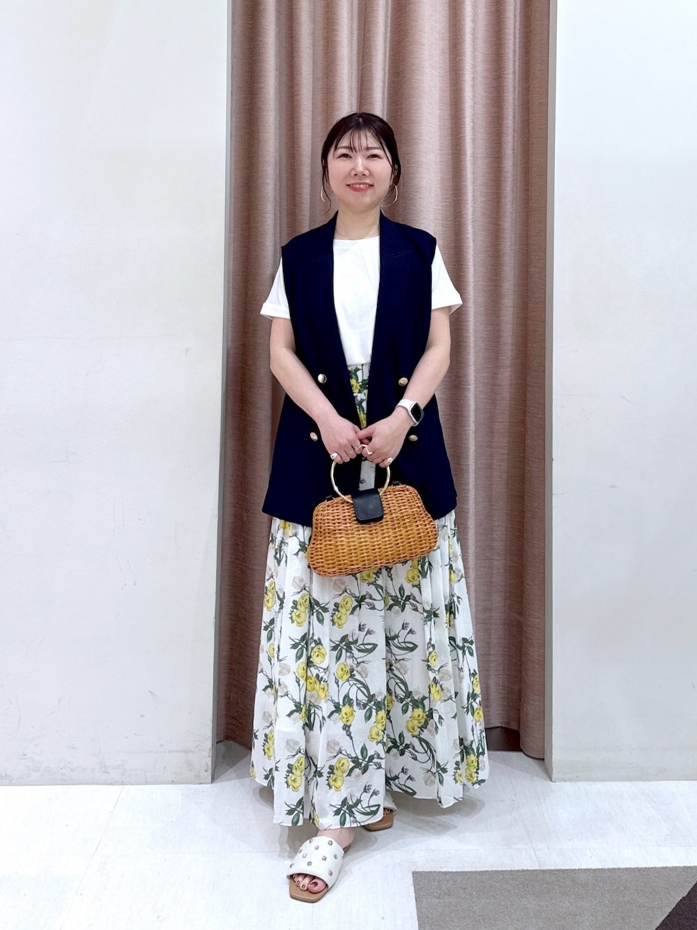 「骨格ストレート、アラフォーコーデ、アラフォーママコーデ、アラフォー、ベスト、ベストコーデ、Tシャツ、ターンバック、花柄スカート、花柄、ギャザースカート、ロングスカート、お出かけコーデ、初夏コーデ、スカートスタイル」｜「La boutique BonBonの【名品・二の腕すっきり見え】ターンバックスリーブカットソー（Tシャツ/カットソー、ホワイト系）」を使った、yukilabonさん（骨格ストレート・レディース・158cm）の春コーディネートの1枚目の写真