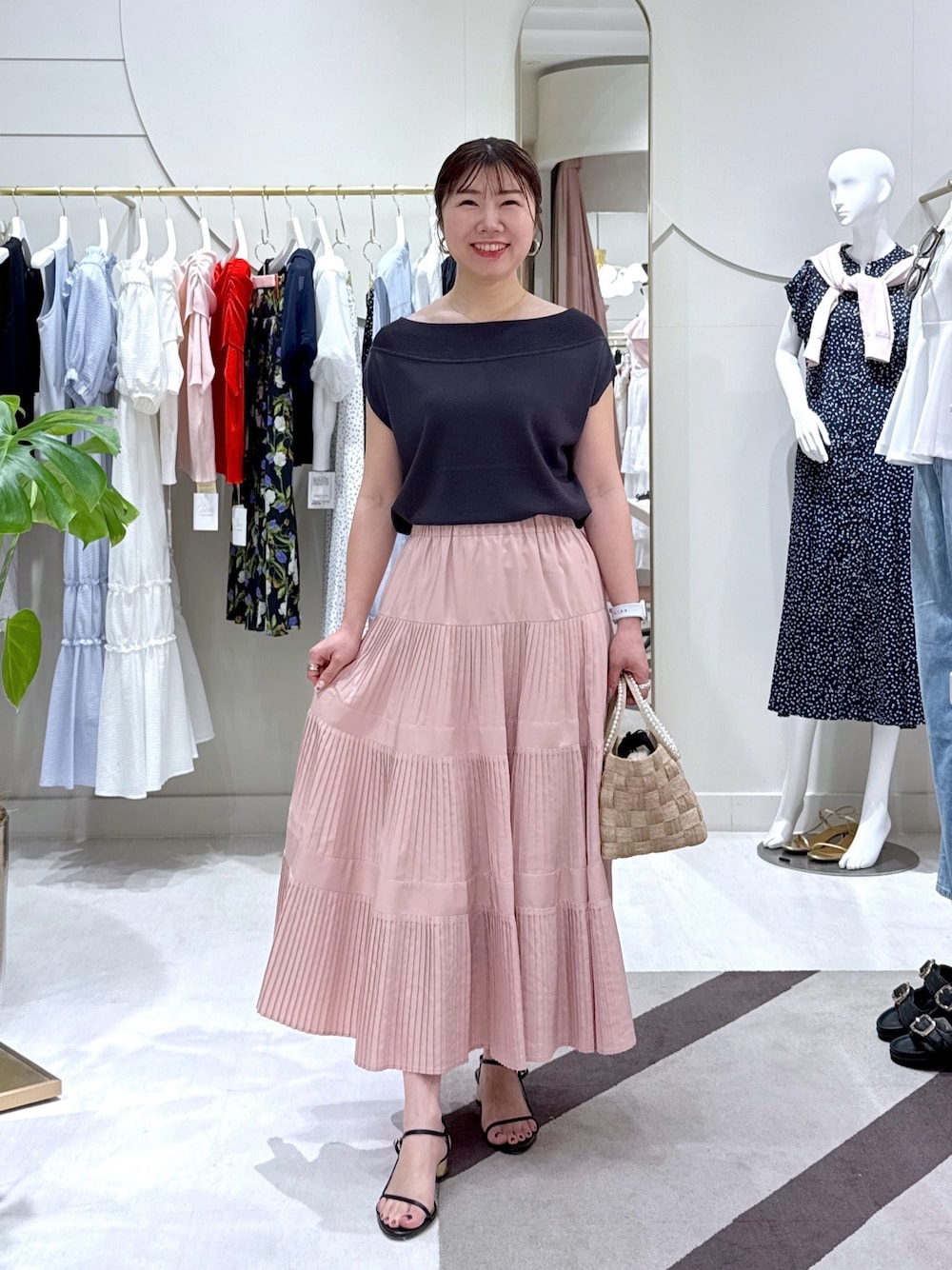 「サンダル、夏コーデ、おでかけコーデ、お出かけコーデ、シンプルカジュアル、ラクチンコーデ、大人女子、初夏コーデ、シンプル、大人ファッション、きれいめカジュアル、オトナ女子、スカートコーデ、スカートスタイル、30代コーデ」｜「La boutique BonBonの【最強美人見え】クールタッチUVオフショルフレンチニット（ニット/セーター、グレー系）」を使った、yukilabonさん（骨格ストレート・レディース・158cm）の夏コーディネートの1枚目の写真