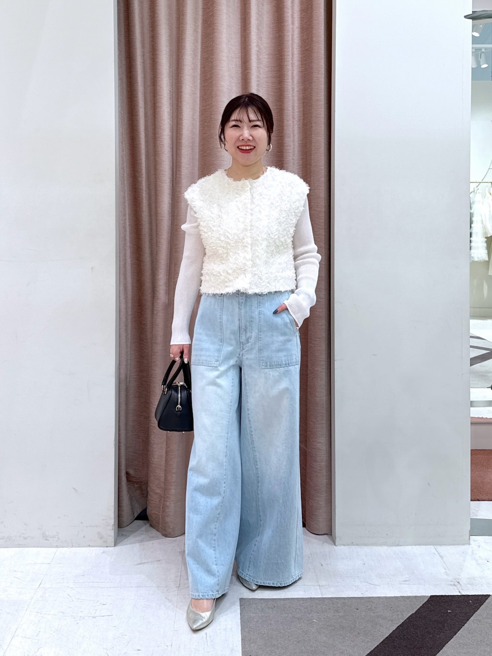 「デニム、春コーデ、ベスト、フェザー、チュール、ホワイトコーデ、大人カジュアル、大人女子、きれいめカジュアル、パンツコーデ、アラフォー、新宿」｜「La boutique BonBonの【セットアップ可】お花フェザーチュールベスト（ベスト、ホワイト系）」を使った、yukilabonさん（レディース・158cm）の冬コーディネートの1枚目の写真