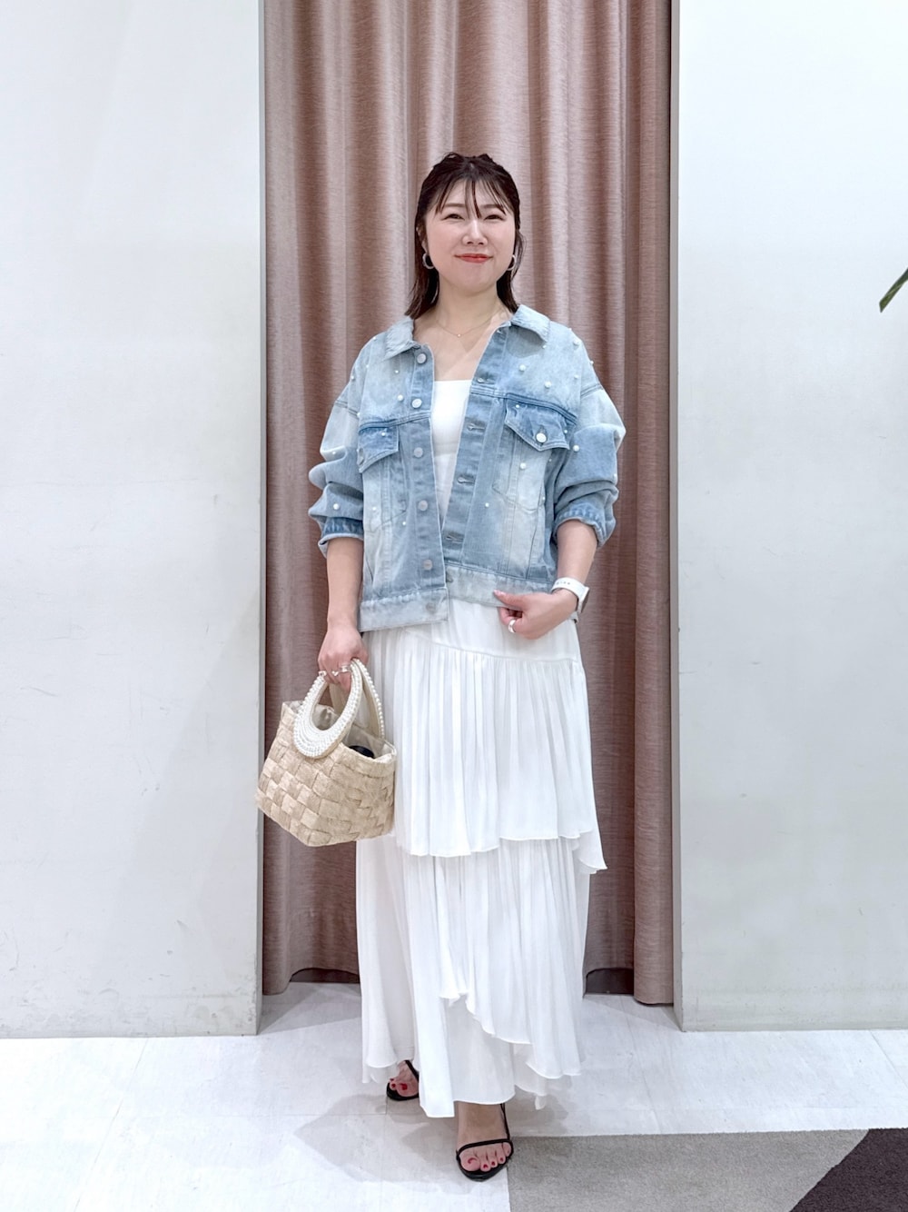 「デニム、スポーツミックス、タンクトップ、夏ルックで気分アップ、夏、ラクチンコーデ、今日のコーデ、お洒落さんとつながりたい、おでかけコーデ、ママファッション、女子会コーデ、ootd、ブルー、40代ファッション、スカートコーデ」｜「La boutique BonBonの【追加オーダー決定＆新色追加・miki監修】カップ付2WAYキャミソール（キャミソール、ホワイト系）」を使った、yukilabonさん（骨格ストレート・レディース・158cm）の夏コーディネートの1枚目の写真
