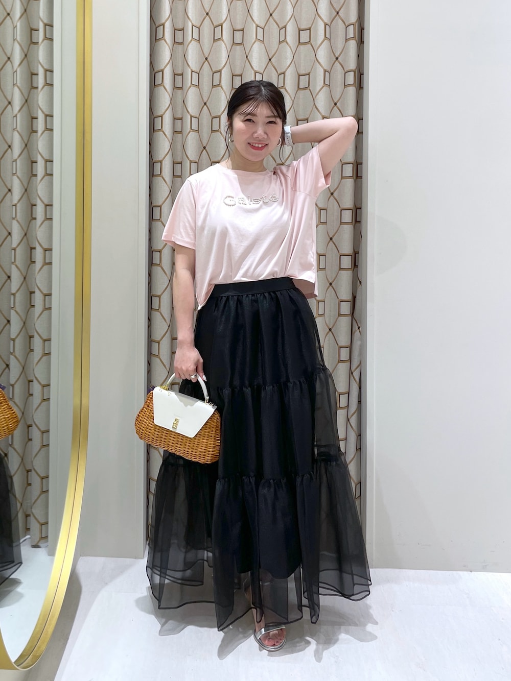「ピンクコーデ、Tシャツ、パール、クロップドトップス、夏コーデ、オーガンジー、オーガンジースカート、甘辛mix、大人ガーリー、アラフォー」｜「La boutique BonBonのパールモチーフクロップドTシャツ（Tシャツ/カットソー、ピンク系）」を使った、yukilabonさん（骨格ストレート・レディース・158cm）の夏コーディネートの1枚目の写真