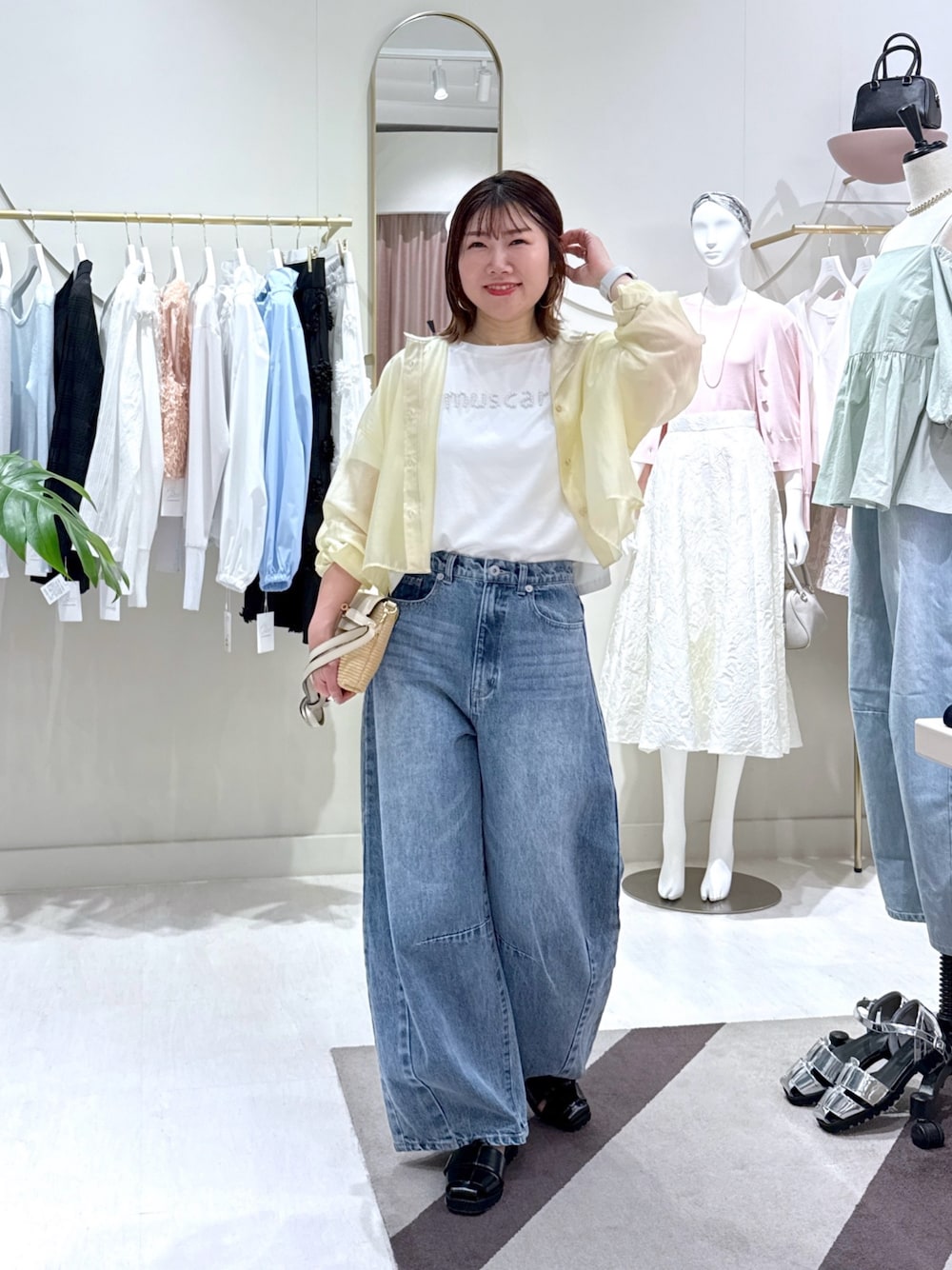 「シャツ、シャツスタイル、シャツコーデ、シアー、シアートップス、シアーシャツ、イエロー、イエローコーデ、イエロー×ブルー、デニム、デニムパンツ、デニムコーデ、カーブデニム、パール、アラフォー」｜「La boutique BonBonの【名品・新色登場！】シアークロップドシャツ（シャツ/ブラウス、イエロー系）」を使った、yukilabonさん（骨格ストレート・レディース・158cm）の春コーディネートの1枚目の写真