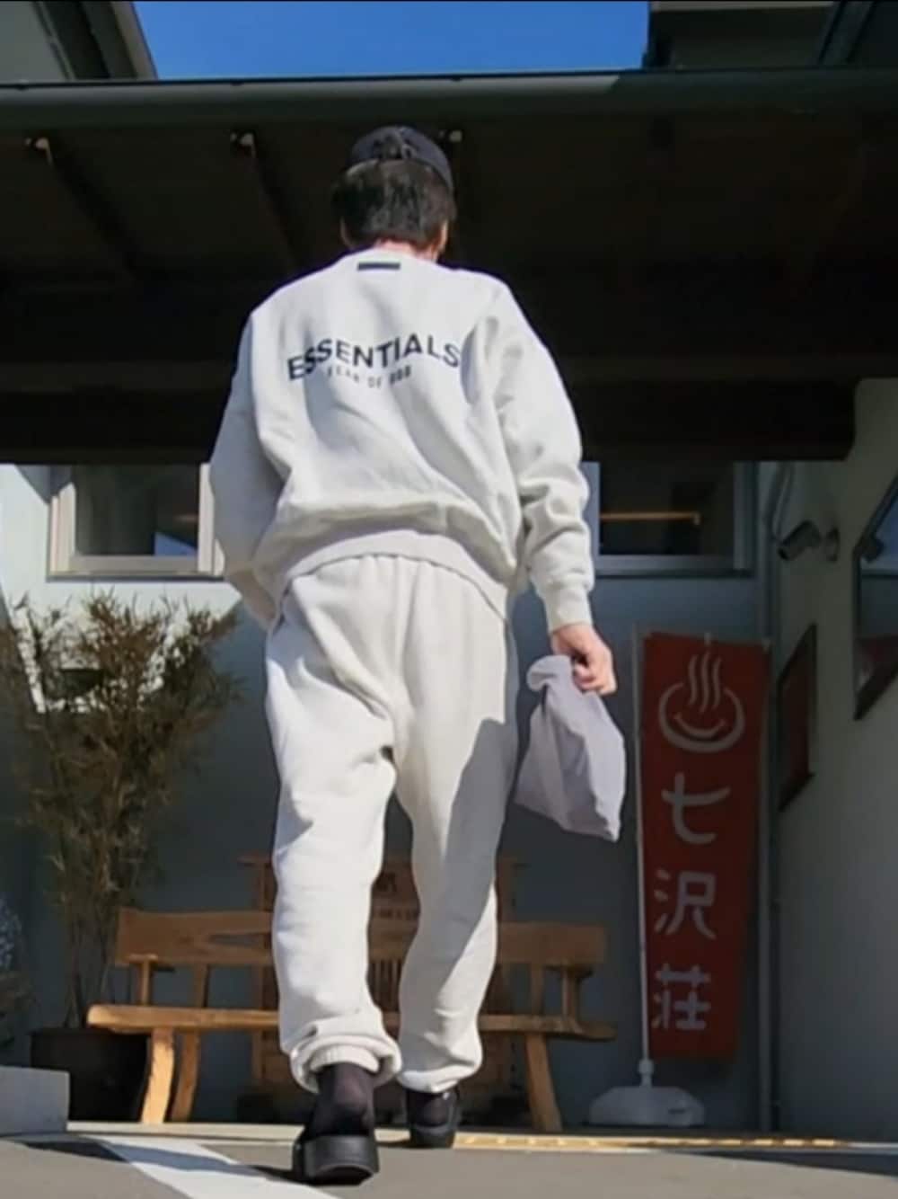 「スウェット」｜「FOG ESSENTIALSのアイテム（スウェット、ホワイト系）」を使った、TAKさん（メンズ・175cm）の冬コーディネートの1枚目の写真