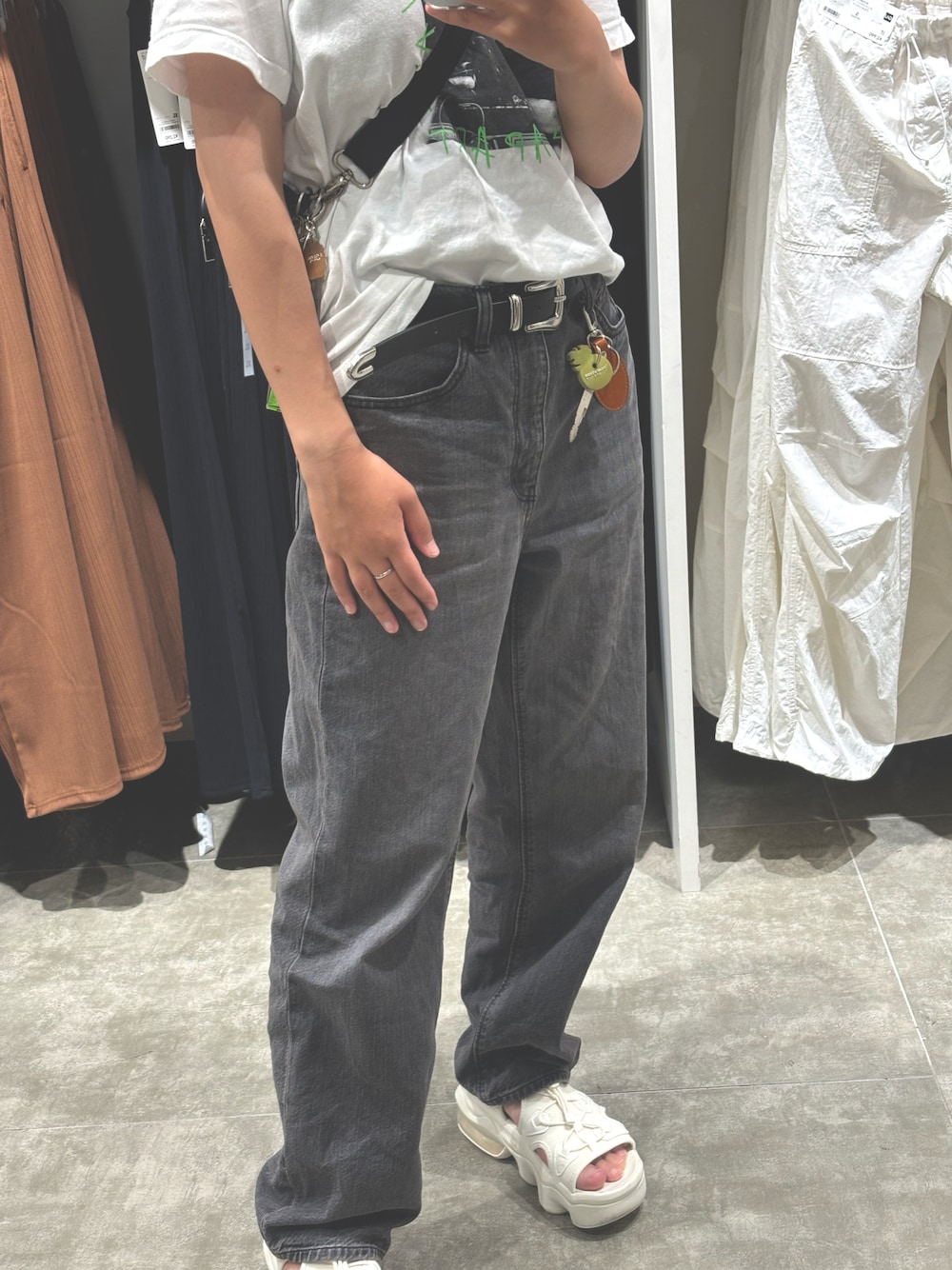 「ナイキ、エアマックスココ、ジーユー、ジーンズ、サンダル、推しT」｜「GUのアイテム（デニムパンツ、グレー系）」を使った、じみも。さん（レディース・160cm）の夏コーディネートの1枚目の写真