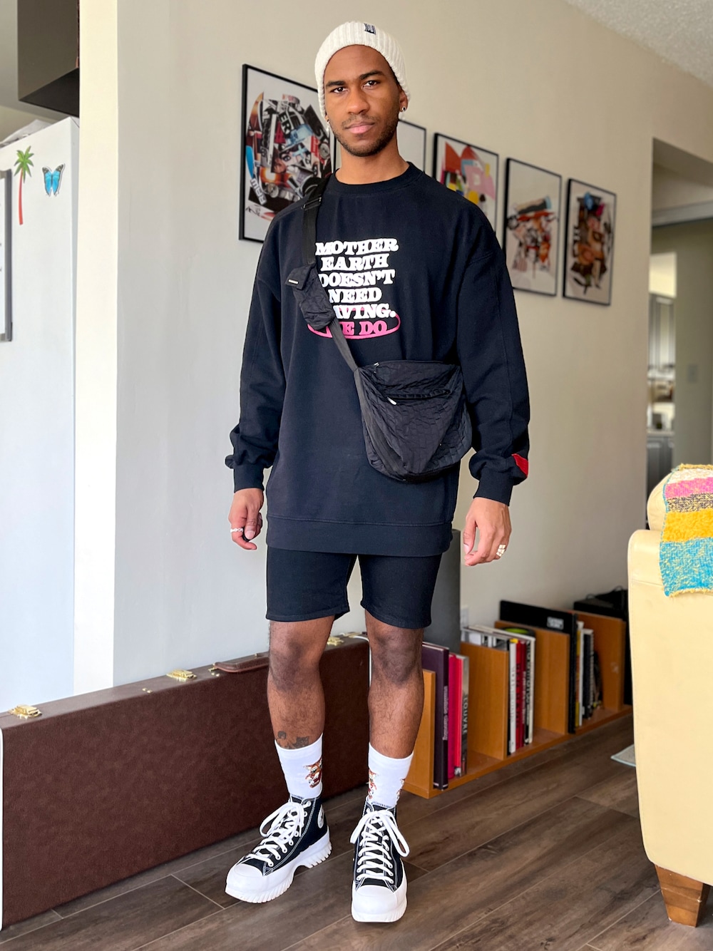 「春コーデ、春、オトナカジュアル、春服、カジュアルコーデ、シンプルスタイル、ブラック、ショートパンツ、春夏コーデ、古着MIX」｜「CONVERSEのConverse Chuck Taylor® All Star® Lugged High Top Sneaker（ブーツ、ブラック系）」を使った、stefanlegacyさん（メンズ・175cm）の春コーディネートの1枚目の写真