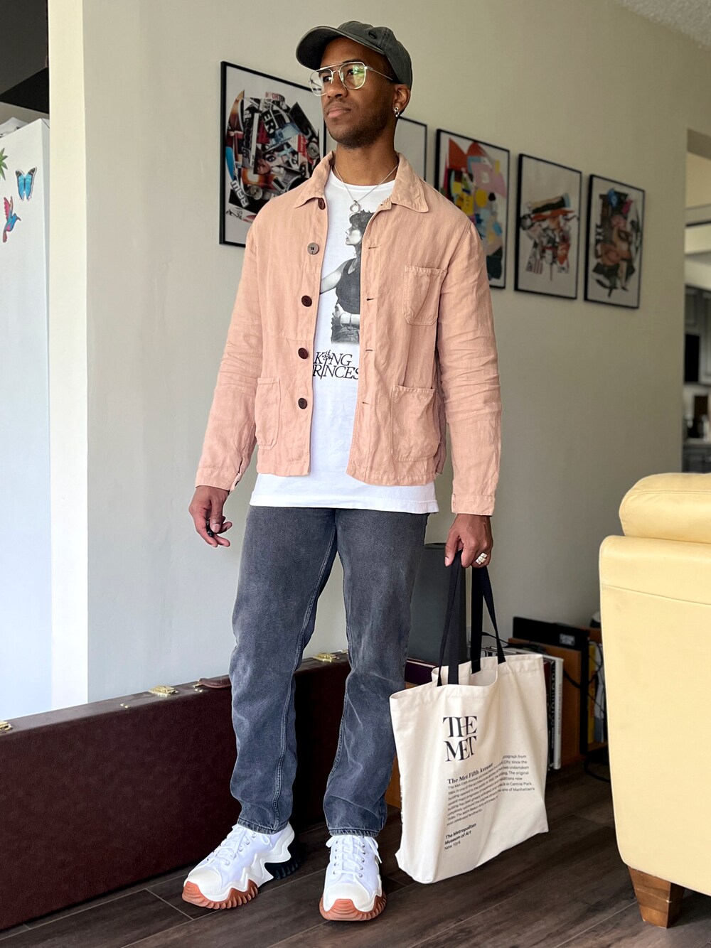 「シャツスタイル、淡色コーデ、秋服準備はじめました、メンズファッション、秋服、デニムコーデ、白Tシャツ、今日のコーデ、グレー」｜「CONVERSEのアイテム（シューズ、ホワイト系）」を使った、stefanlegacyさん（メンズ・175cm）の秋コーディネートの1枚目の写真