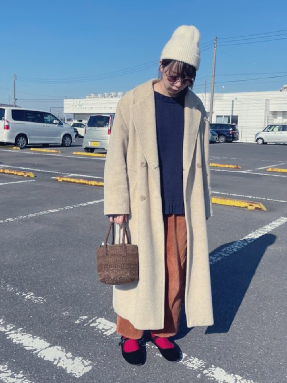 「カジュアル、ニット帽、gelato pique、古着MIX、古着、バレエシューズ、赤、赤い靴下、セーター、ニット、ラクチンコーデ、着回しコーデ、オトナカジュアル、冬コーデ」｜「SVECのカンフーシューズ /  SVEC シュベック kung fu Shoes（バレエシューズ、ブラック系）」を使った、すにーさん（レディース・162cm）の冬コーディネートの1枚目の写真
