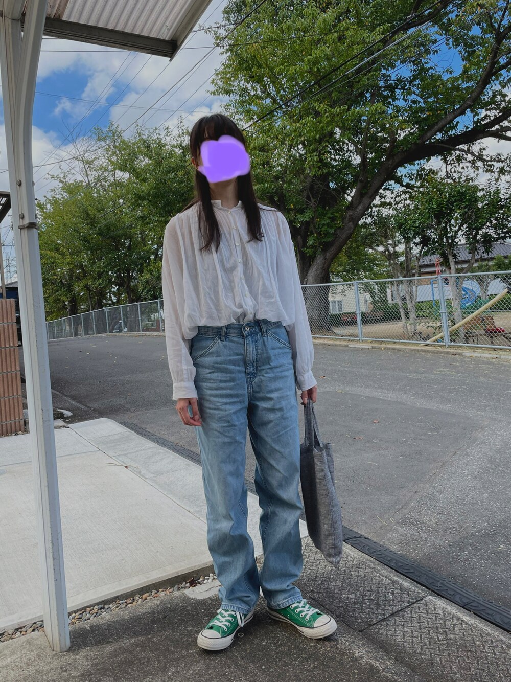 「着回しコーデ、ギャザーブラウス、白ブラウス、デニム、ユニクロ、UNIQLO、コンバース、converse、グリーン、トートバッグ」｜「UNIQLOのアイテム（デニムパンツ、ブルー系）」を使った、すにーさん（レディース・162cm）の秋コーディネートの1枚目の写真