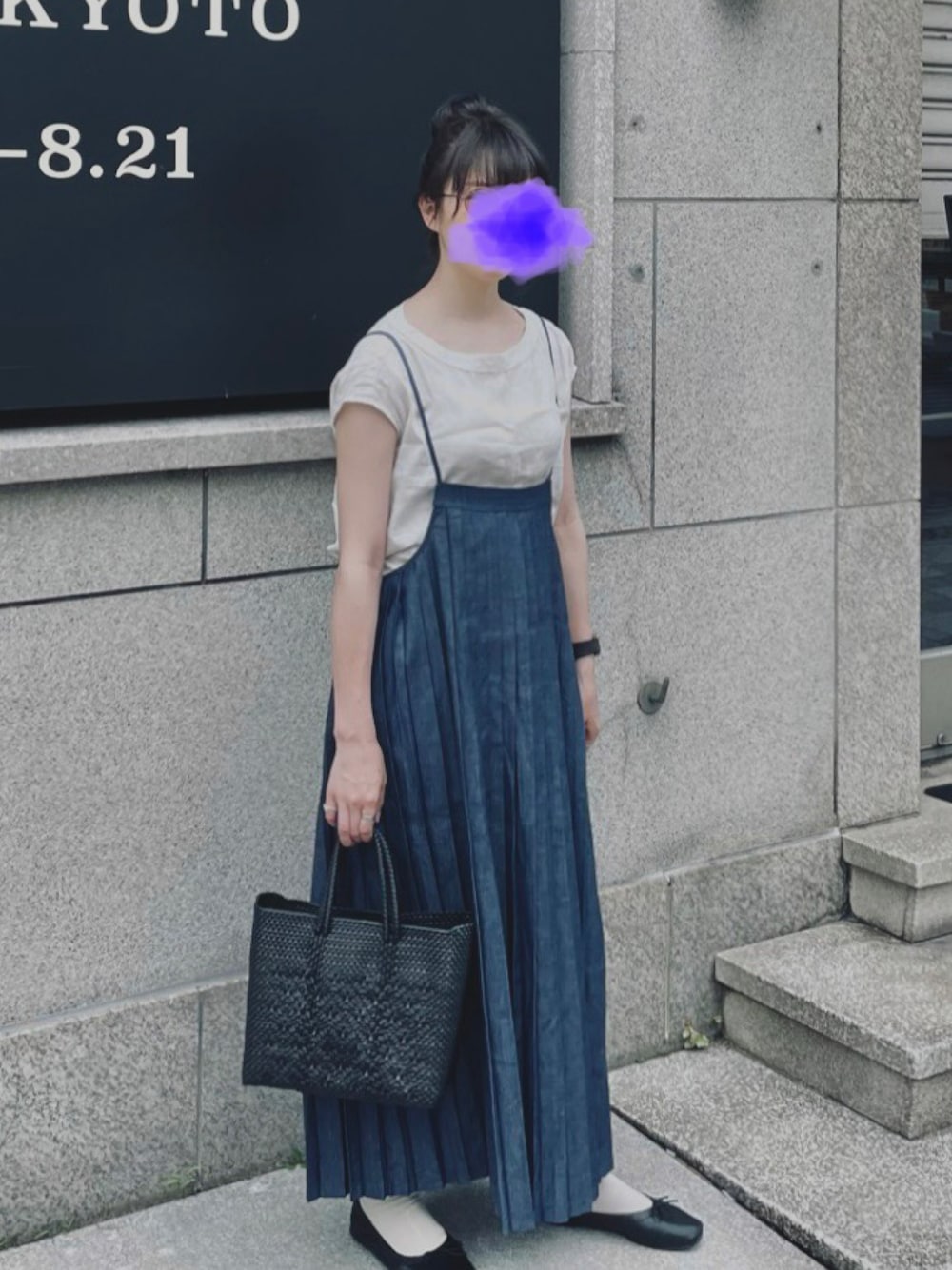 「大人カジュアル、ロングスカート、ワンピース、プリーツスカート、ロングワンピース、無印良品、バレエシューズ、メルカドバッグ、かごバッグ、着回しコーデ」｜「Bshopの【PI-PROJECT】メキシコ メルカドバッグ SOLID XS（かごバッグ、ブラック系）」を使った、すにーさん（レディース・162cm）の夏コーディネートの1枚目の写真