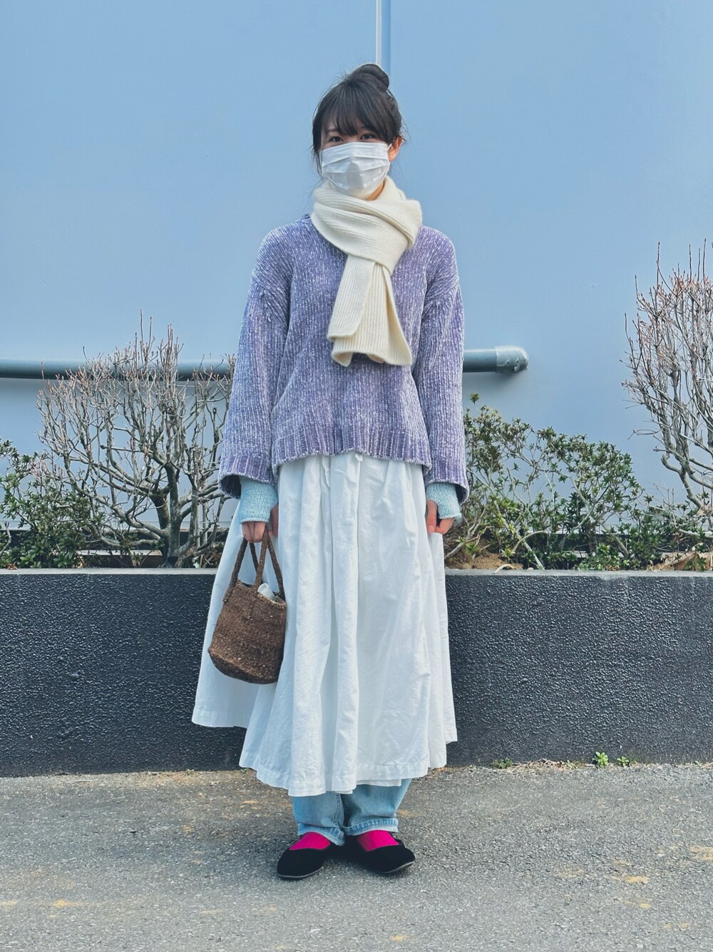 「着回しコーデ、gelato pique、紫、巻きスカート、レイヤードスタイル、バレエシューズ、ピンク、サイザルバッグ」｜「サイザルバッグのアイテム（バッグ、ブラウン系）」を使った、すにーさん（レディース・162cm）の冬コーディネートの1枚目の写真