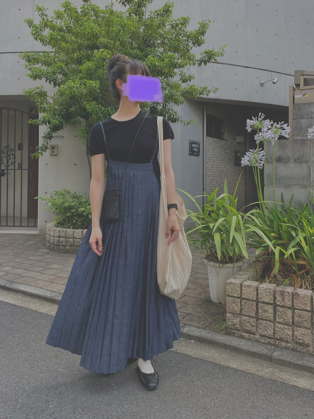 「カジュアル、大人カジュアル、着回しコーデ、ロングスカート、トートバッグ、サコッシュ、バレエシューズ、無印良品、veritecoeur、黒、サングラス、ネイビー」｜「Libra Cueの”2wayデニムプリーツキャミワンピース”　　　　　　　　　　長さ調節可、スカートとしても着用でき、１年を通し様々なスタイリングが楽しめる１枚（デニムスカート、ブルー系）」を使った、すにーさん（レディース・162cm）の夏コーディネートの1枚目の写真
