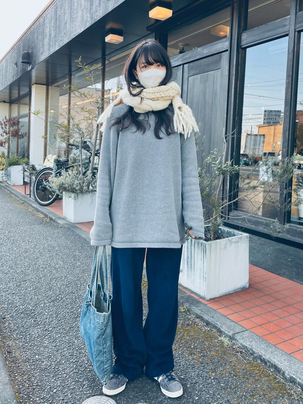 「ラクチンコーデ、スニーカー、古着MIX、パンツコーデ、コットンニット、トートバッグ、マフラー、着回しコーデ、adidas」｜「CHAPSのアイテム（スウェットパンツ、ブルー系）」を使った、すにーさん（レディース・162cm）の冬コーディネートの1枚目の写真