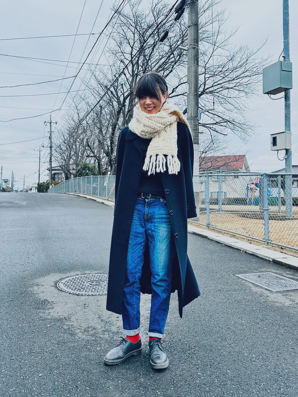 「秋冬コーデ、古着MIX、古着、チェスターコート、Dr.Martens、タートルネック、ホワイト、着回しコーデ、赤、デニムパンツ」｜「無印良品のアイテム（デニムパンツ、ブルー系）」を使った、すにーさん（レディース・162cm）の冬コーディネートの1枚目の写真