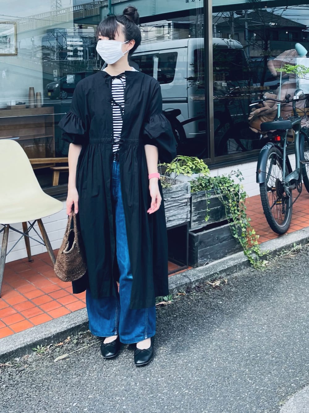 「大人カジュアル、かごバッグ、サイザルバッグ、ワンピース、モノトーン、デニム、バレエシューズ、ボーダー、レイヤードスタイル、suni」｜「サイザルバッグのアイテム（バッグ、ブラウン系）」を使った、すにーさん（レディース・162cm）の夏コーディネートの1枚目の写真
