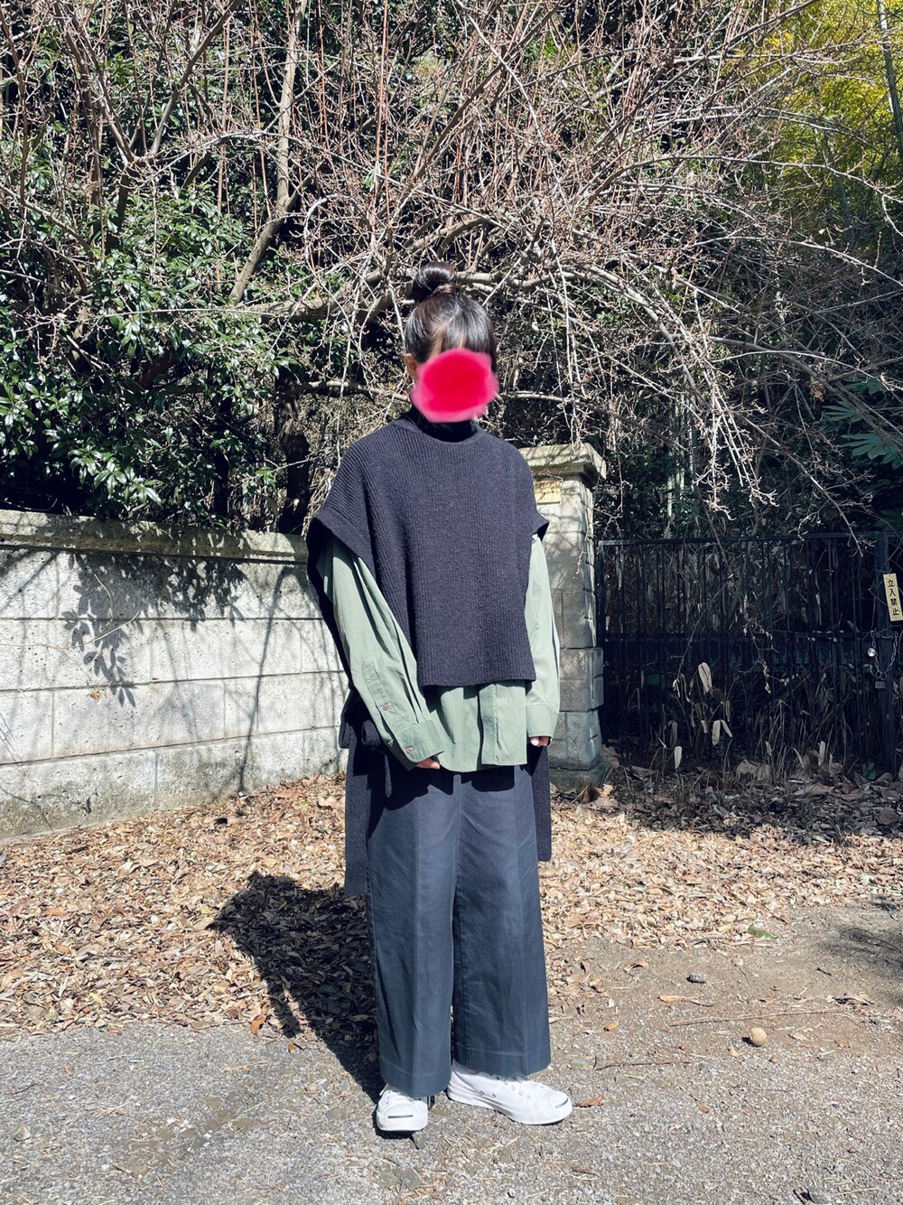 「スラックス、パンツスタイル、converse、黒、オーバーサイズ、白スニーカー、スニーカー、スニーカーコーデ、ニットベスト、着回しコーデ」｜「pierre cardinのアイテム（シャツ/ブラウス、グリーン系）」を使った、すにーさん（レディース・162cm）の冬コーディネートの1枚目の写真
