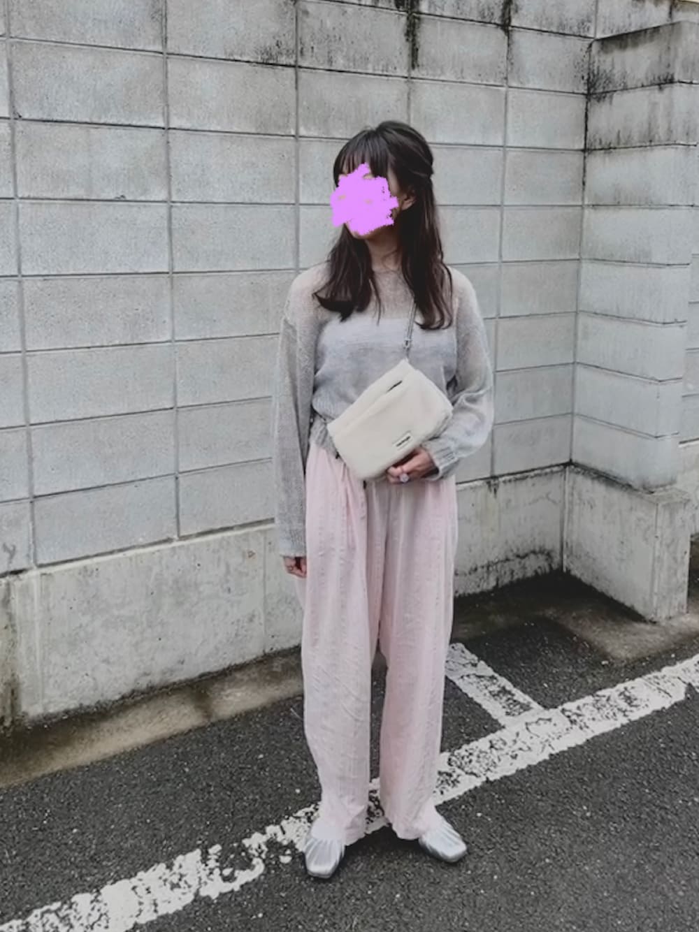 「パンツスタイル、nest robe、Topologie、サコッシュ、モヘアニット、ニット、レイヤードスタイル、着回しコーデ、サボ」｜「TopologieのFlat Sacoche フラットサコッシュ【バッグ単体】（ショルダーバッグ、ホワイト系）」を使った、すにーさん（レディース・162cm）の秋コーディネートの1枚目の写真