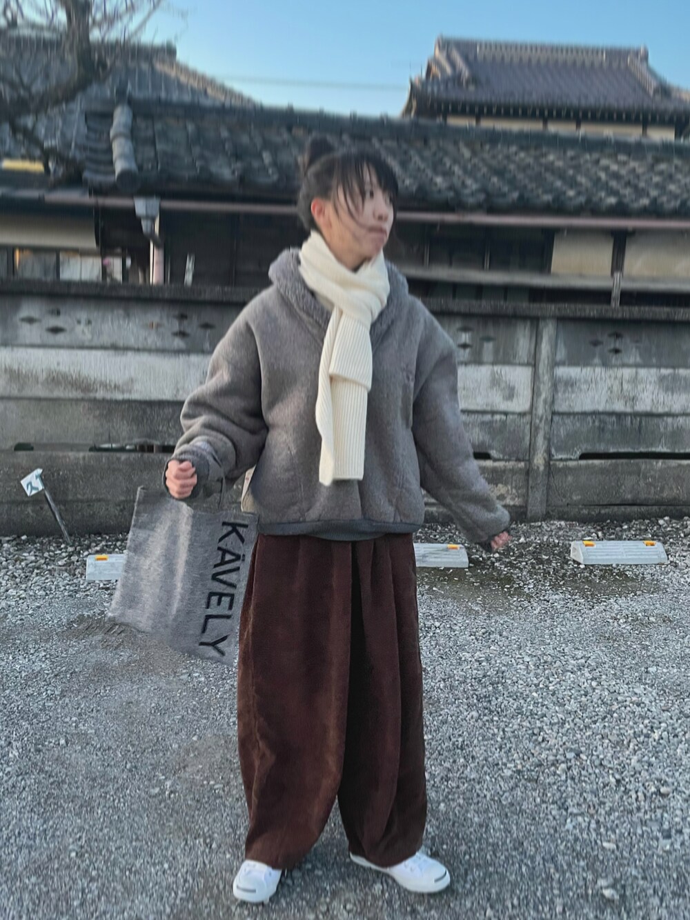 「パンツコーデ、ニット/セーター、着回しコーデ、トートバッグ、古着、古着MIX、スニーカー、白スニーカー、マフラー、converse、ジャックパーセル」｜「OLU NATURAL BASICのアイテム（マフラー、ホワイト系）」を使った、すにーさん（レディース・162cm）の冬コーディネートの1枚目の写真
