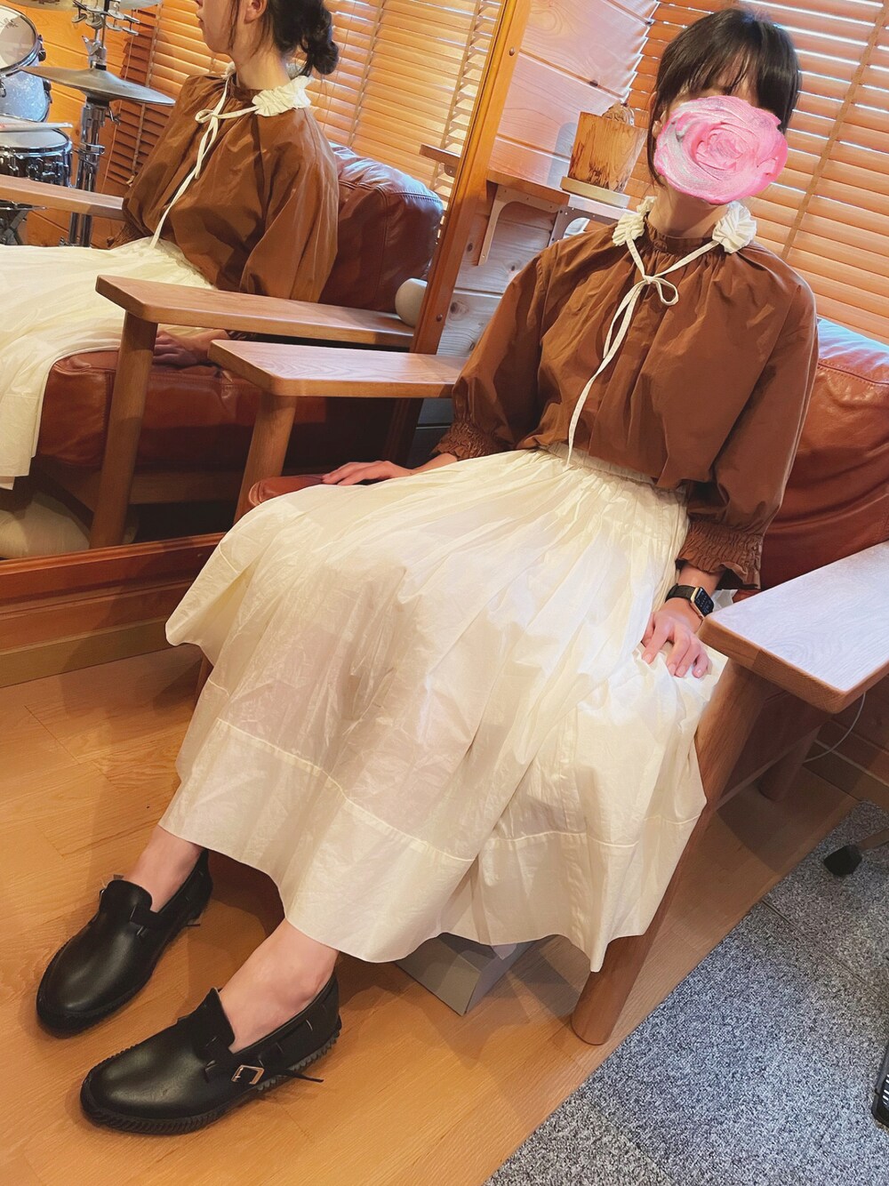 「秋のコーデ、秋カラー、opanak、つけ襟、レインシューズ、ブラウス、ロングスカート、UNIQLO、ボリューム袖、ハンドメイド、カジュアル、カジュアルコーデ」｜「SPICE OF LIFEのインポート セルビア製 ローファーレインシューズ OPANAK1935 w/insole [OPANAK/オパナック]（レインシューズ、ブラック系）」を使った、すにーさん（レディース・162cm）の秋コーディネートの1枚目の写真