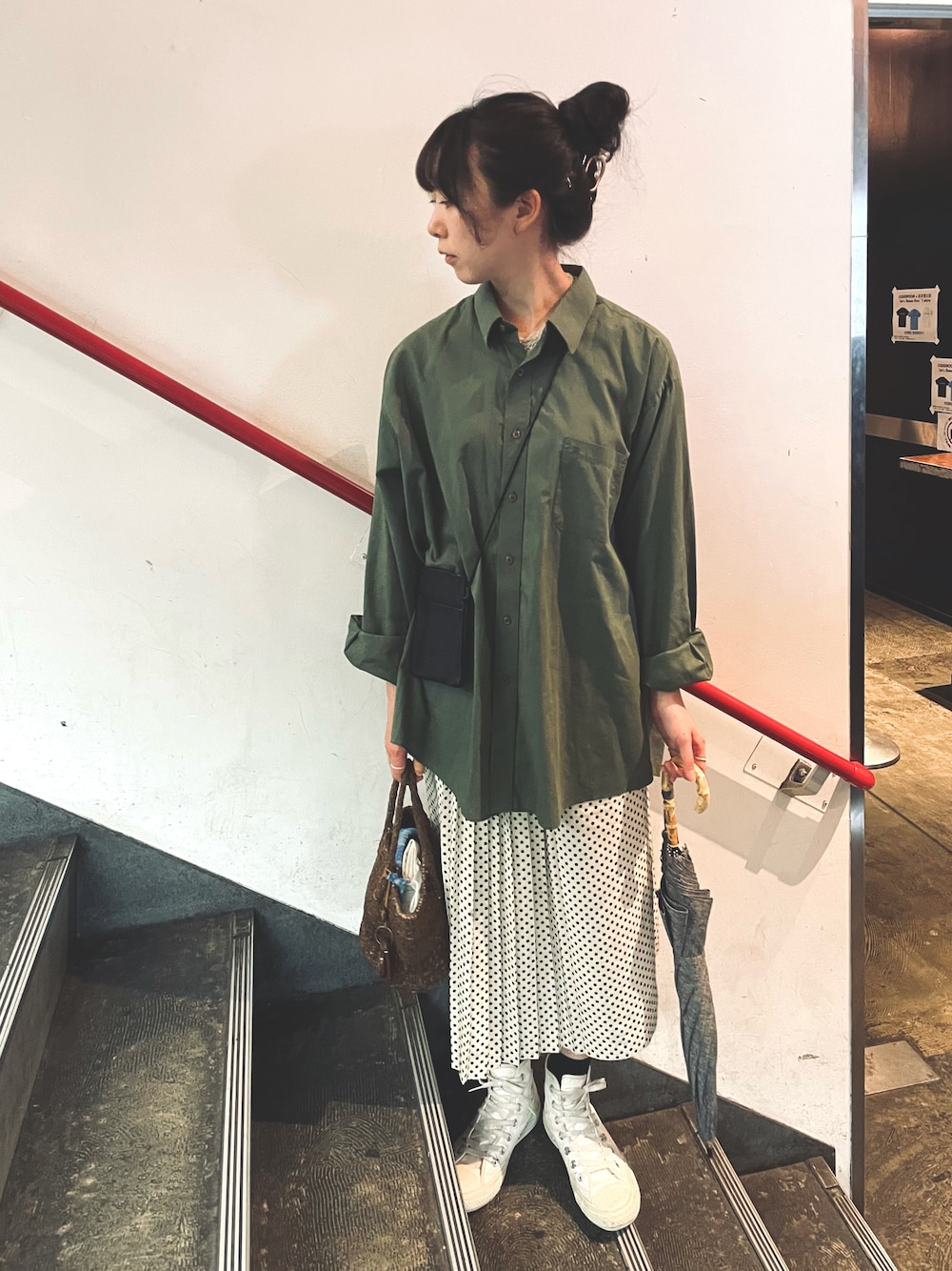 「コンバース、converse、スニーカー、スニーカーコーデ、水玉、ドット、サコッシュ、古着、古着MIX、カジュアル、着回しコーデ」｜「サイザルバッグのアイテム（バッグ、ブラウン系）」を使った、すにーさん（レディース・162cm）の春コーディネートの1枚目の写真