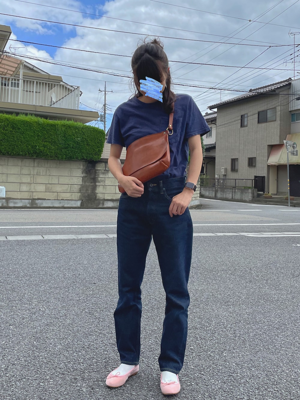 「シンプルコーデ、カジュアルコーデ、パンツスタイル、デニムコーデ、デニム、バレエシューズ、ピンク、ネイビー、白ソックス、Tシャツ、ショルダーバッグ、プチプラコーデ」｜「Demi-Luxe BEAMSのDemi-Luxe BEAMS / スエード バレエシューズ（バレエシューズ、ピンク系）」を使った、すにーさん（レディース・162cm）の秋コーディネートの1枚目の写真