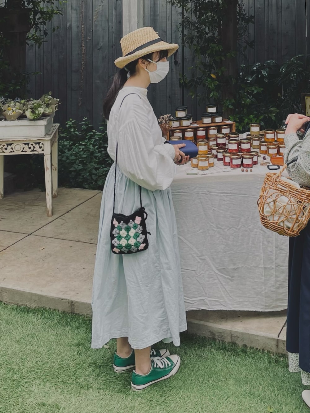 その他のショルダーバッグ、ブルー系のスカート、グリーン系のスニーカーを着用したレディースの春コーディネートの1枚目の写真