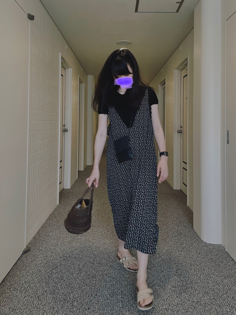 「夏コーデ、モノトーン、サンダル、ワンピース、無印良品、サイザルバッグ、ビルケンシュトック、birkenstock、サコッシュ」｜「SVECのノースリーブ ロング 花柄 レース ワンピース SVEC / シュベック（ワンピース、ブラック系）」を使った、すにーさん（レディース・162cm）の夏コーディネートの1枚目の写真