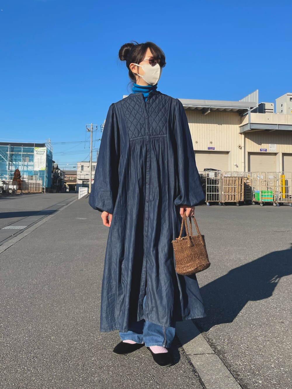 「オトナカジュアル、カジュアルコーデ、ユニクロ、タートルネック、ブルー、デニム、古着MIX、古着、バレエシューズ、ピンク、ロングワンピース、サイザルバッグ、着回しコーデ」｜「Libra Cueのキルティングデニムワンピース（ワンピース、ブルー系）」を使った、すにーさん（レディース・162cm）の冬コーディネートの1枚目の写真