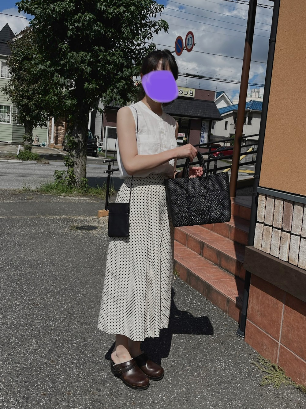 「タイトスカート、プリーツスカート、ノースリーブ、無印良品、モノトーン、モノトーンコーデ、水玉、dansko、サコッシュ、メルカドバッグ、着回しコーデ」｜「無印良品のアイテム（シャツ/ブラウス、ホワイト系）」を使った、すにーさん（レディース・162cm）の秋コーディネートの1枚目の写真
