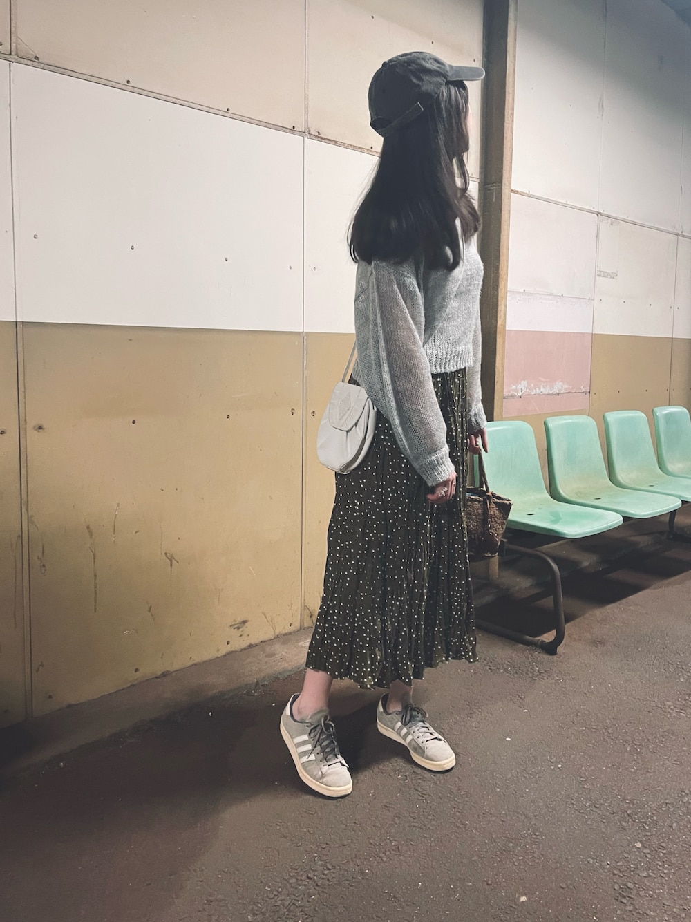 「古着MIX、着回しコーデ、モヘアニット、水玉、スニーカー、アディダス、adidas、サイザルバッグ、キャップ」｜「Dream gardenのドット柄 プリーツ マキシスカート（スカート、ブラウン系）」を使った、すにーさん（レディース・162cm）の春コーディネートの1枚目の写真