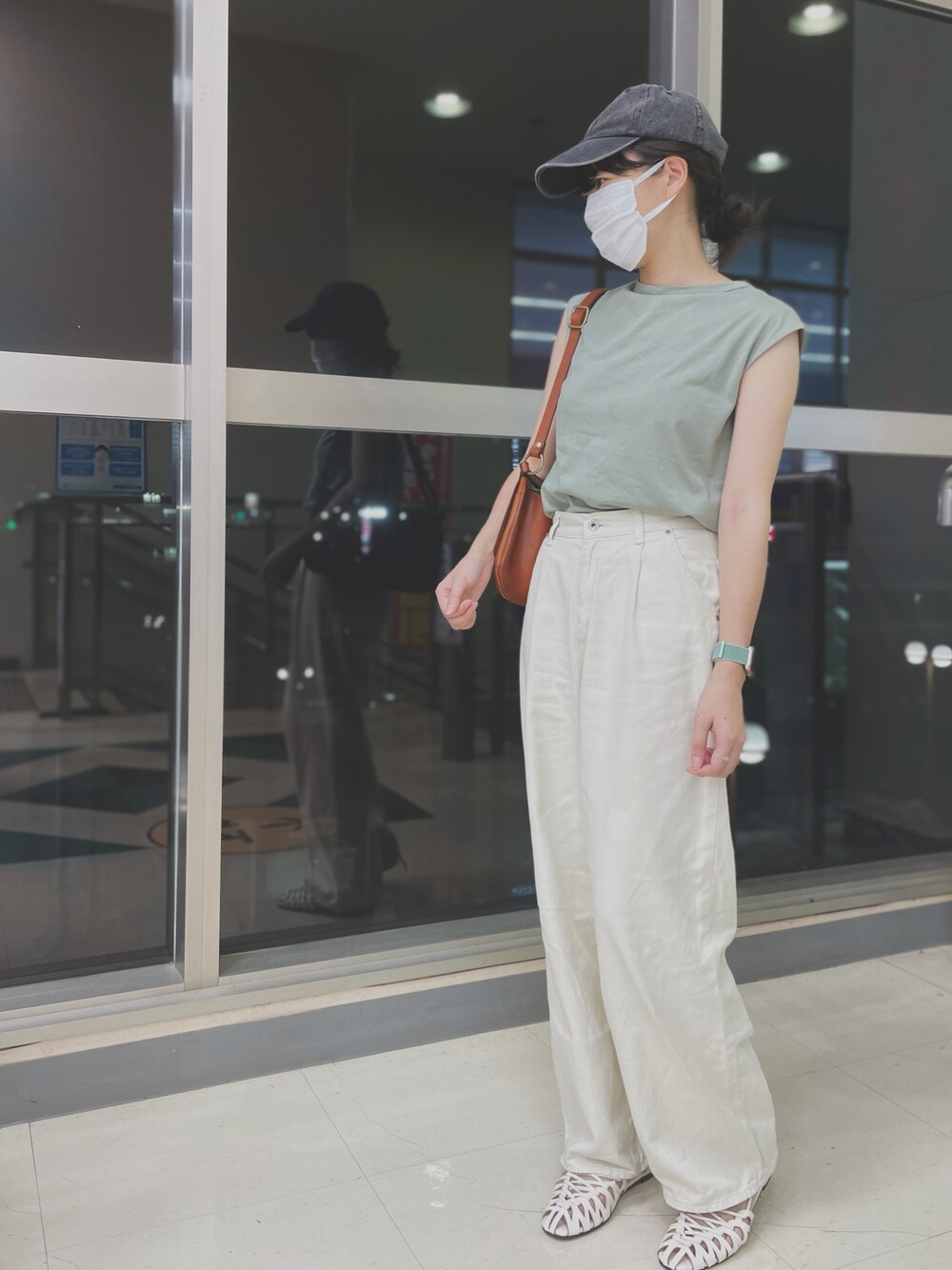 グリーン系のTシャツ/カットソー、ホワイト系のその他パンツ、ホワイト系のサンダルを着用したレディースの夏コーディネートの1枚目の写真